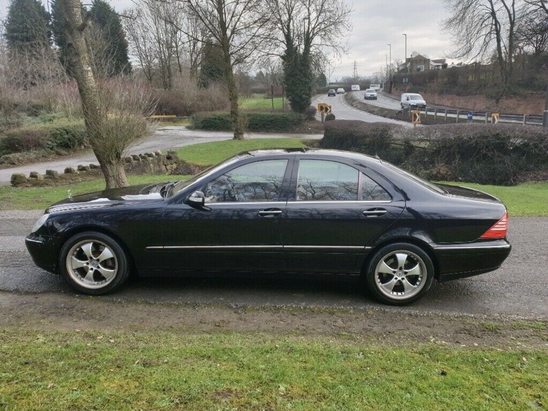 2005/05 REG MERCEDES S500 AUTO 5.0 PETROL BLACK 4 DOOR SALOON, SHOWING 3 FORMER KEEPERS *NO VAT* - Image 3 of 9