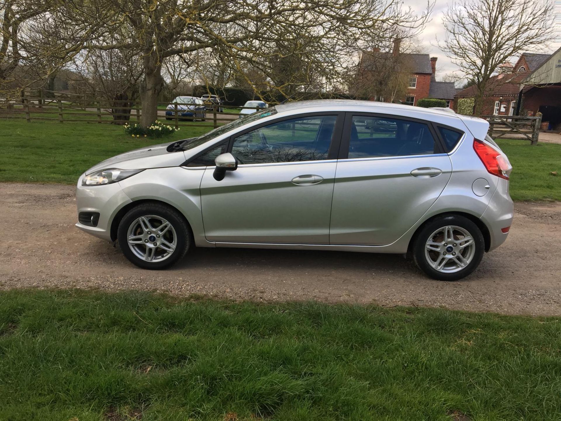 2014/14 REG FORD FIESTA ZETEC SILVER 1.0 PETROL 5 DOOR HATCHBACK, SHOWING 2 FORMER KEEPERS *NO VAT* - Image 4 of 12