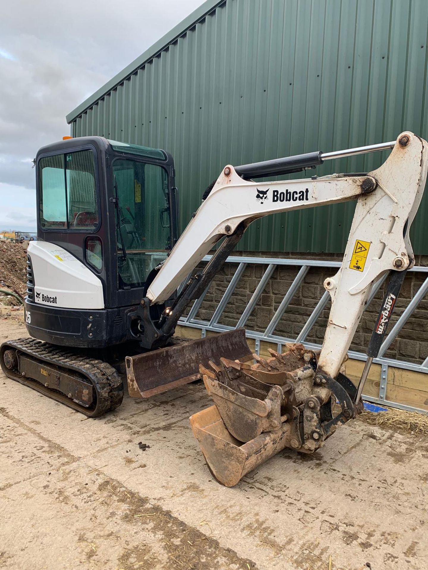 2015 BOBCAT E25 COMPACT TRACKED EXCAVATOR / DIGGER WITH 3 X BUCKETS *PLUS VAT* - Image 6 of 10