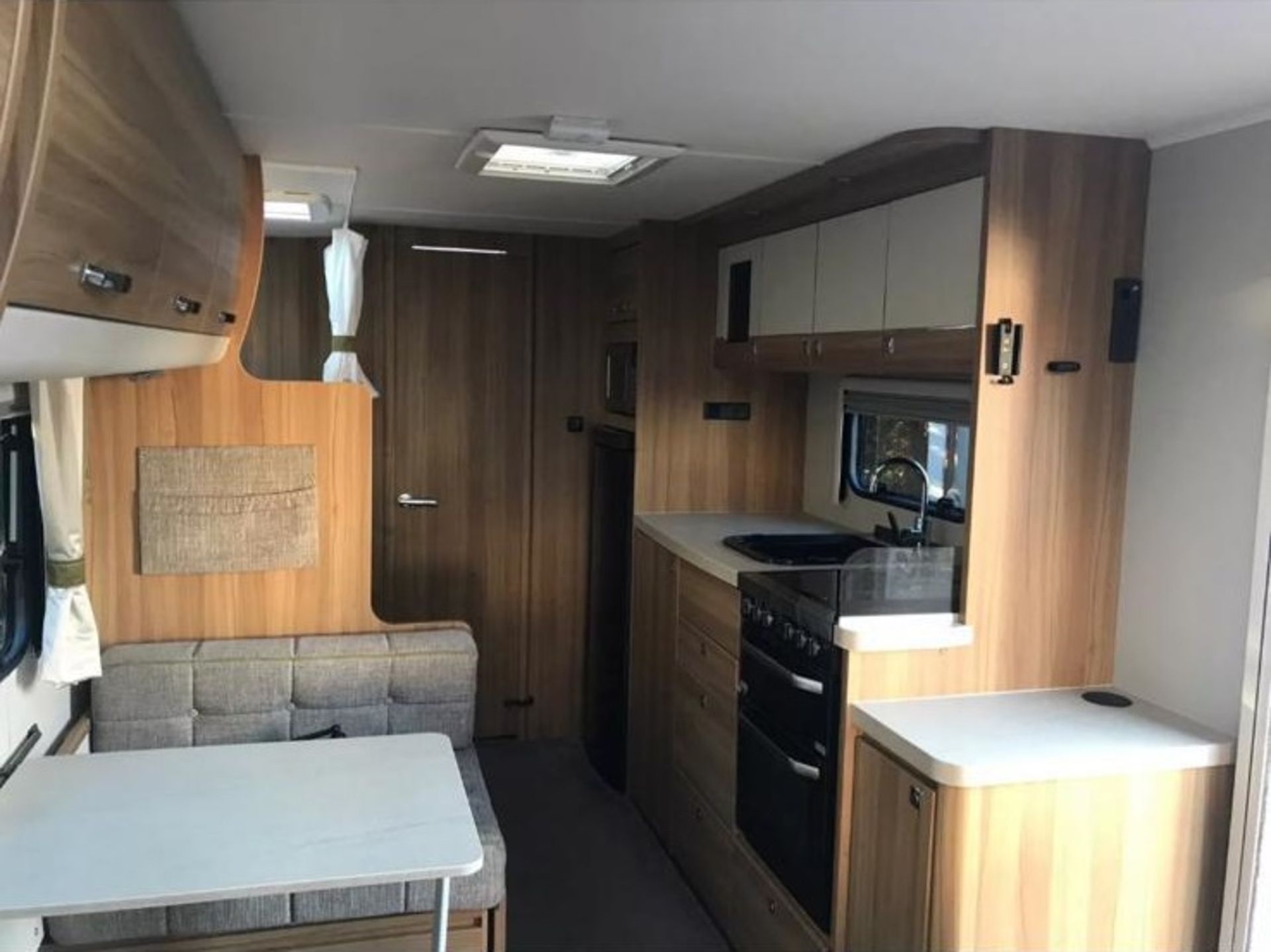 2015 ELDDIS TEMPEST CRUSADER EB 6 BERTH ALKO WHEEL LOCKS AND HITCH LOCK TWIN AXLE CARAVAN *NO VAT* - Image 7 of 8