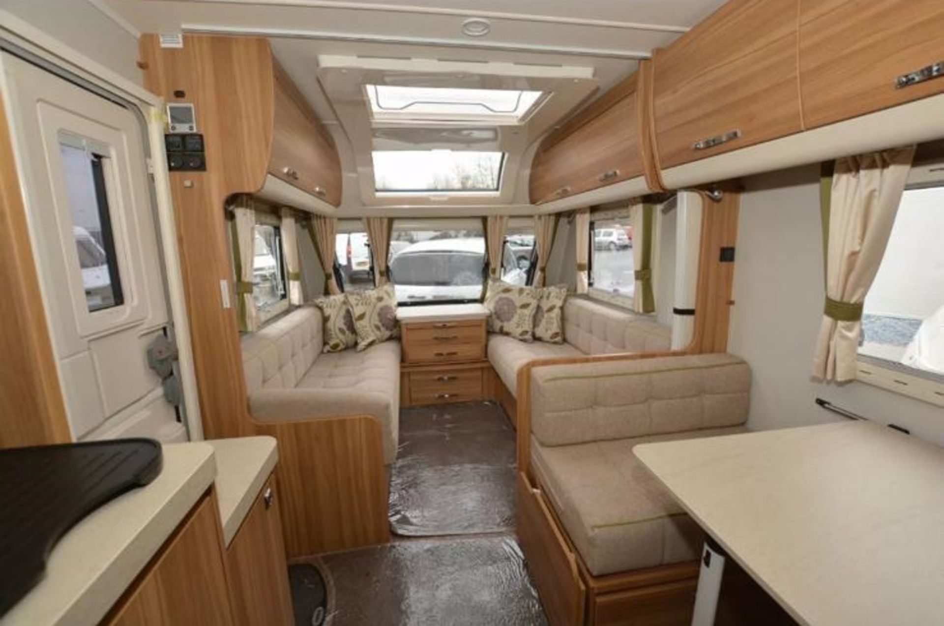 2015 ELDDIS TEMPEST CRUSADER EB 6 BERTH ALKO WHEEL LOCKS AND HITCH LOCK TWIN AXLE CARAVAN *NO VAT* - Image 4 of 8