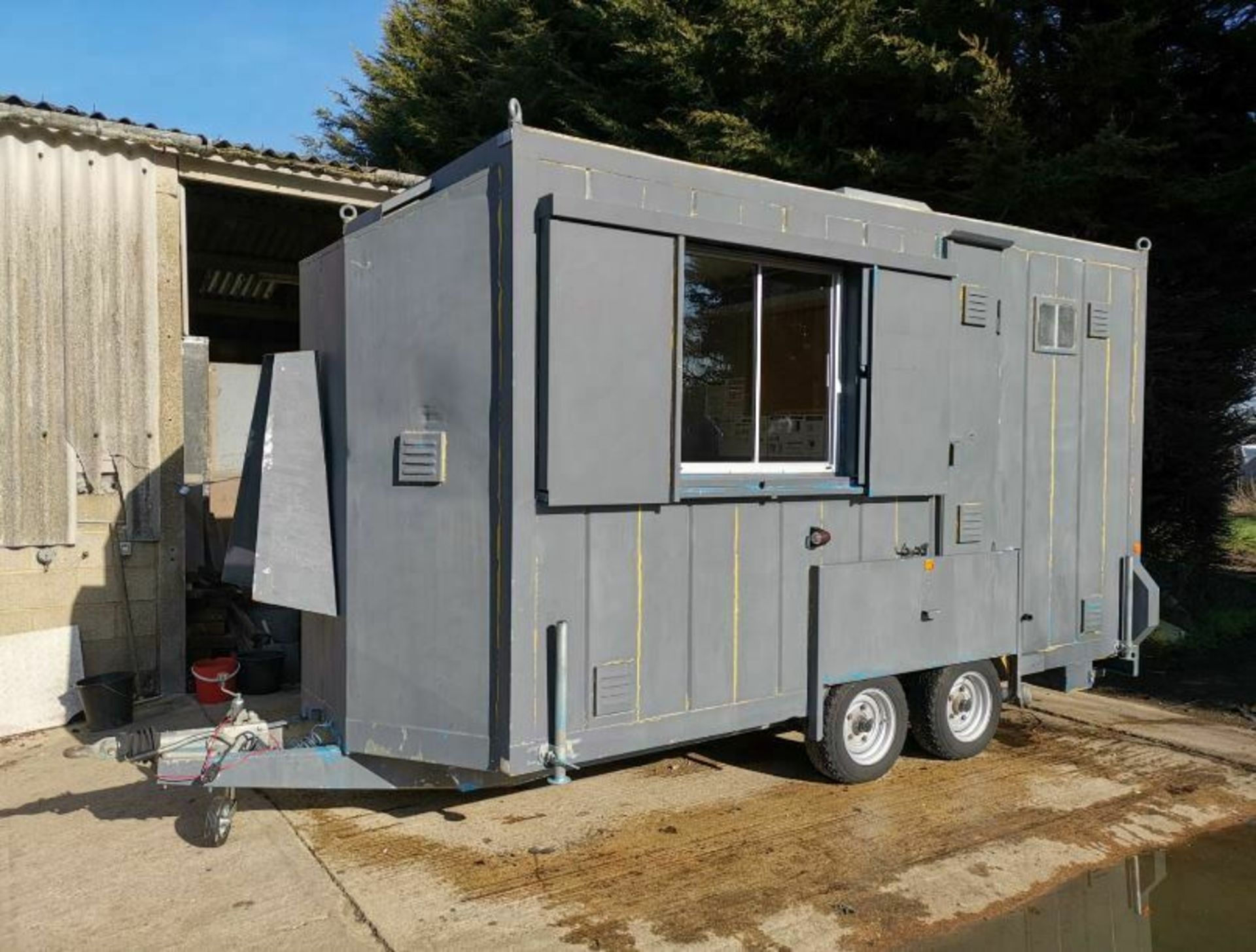 SECURI-CABIN HEAVY DUTY MESS HUT C/W KITCHEN, TOILET, MESS ROOM *PLUS VAT*