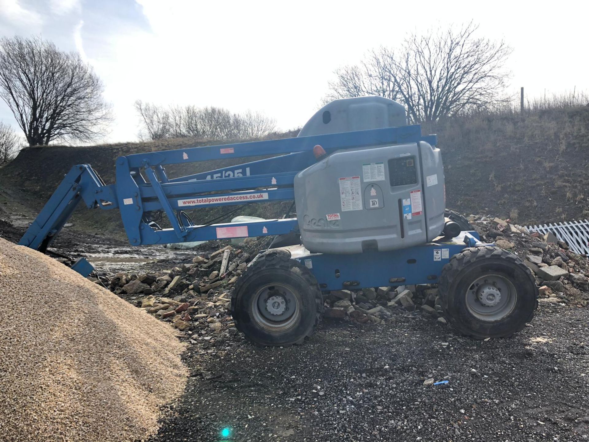 2X GENIE BOOM LIFTS MODEL Z45 - 25J 4X4, YEAR 2001 SELLING AS SPARES / REPAIRS *PLUS VAT* - Image 2 of 8