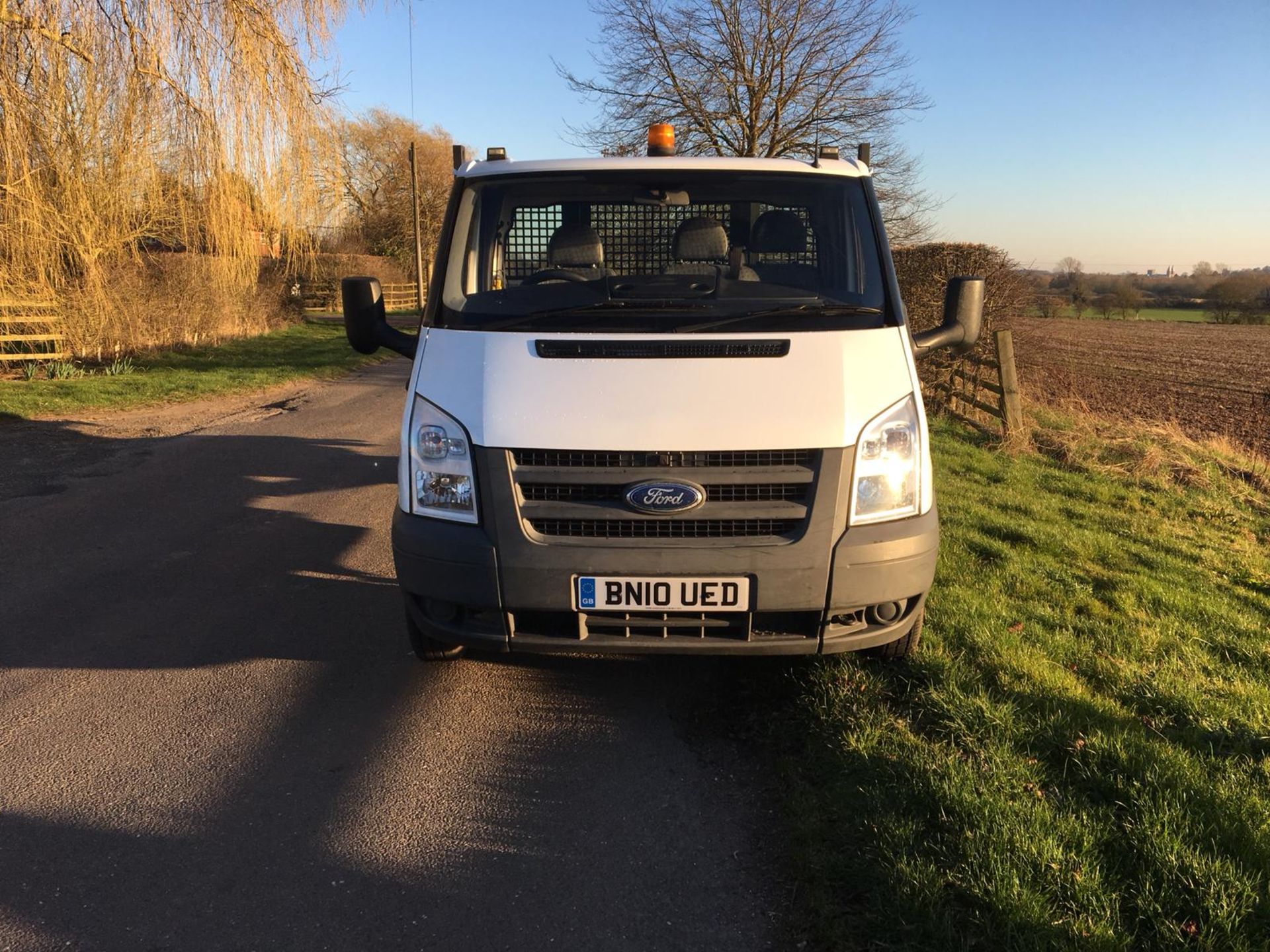 2010/10 REG FORD TRANSIT 115 T350M RWD 2.4 DIESEL WHITE TIPPER, SHOWING 1 FORMER KEEPER *NO VAT* - Image 2 of 10