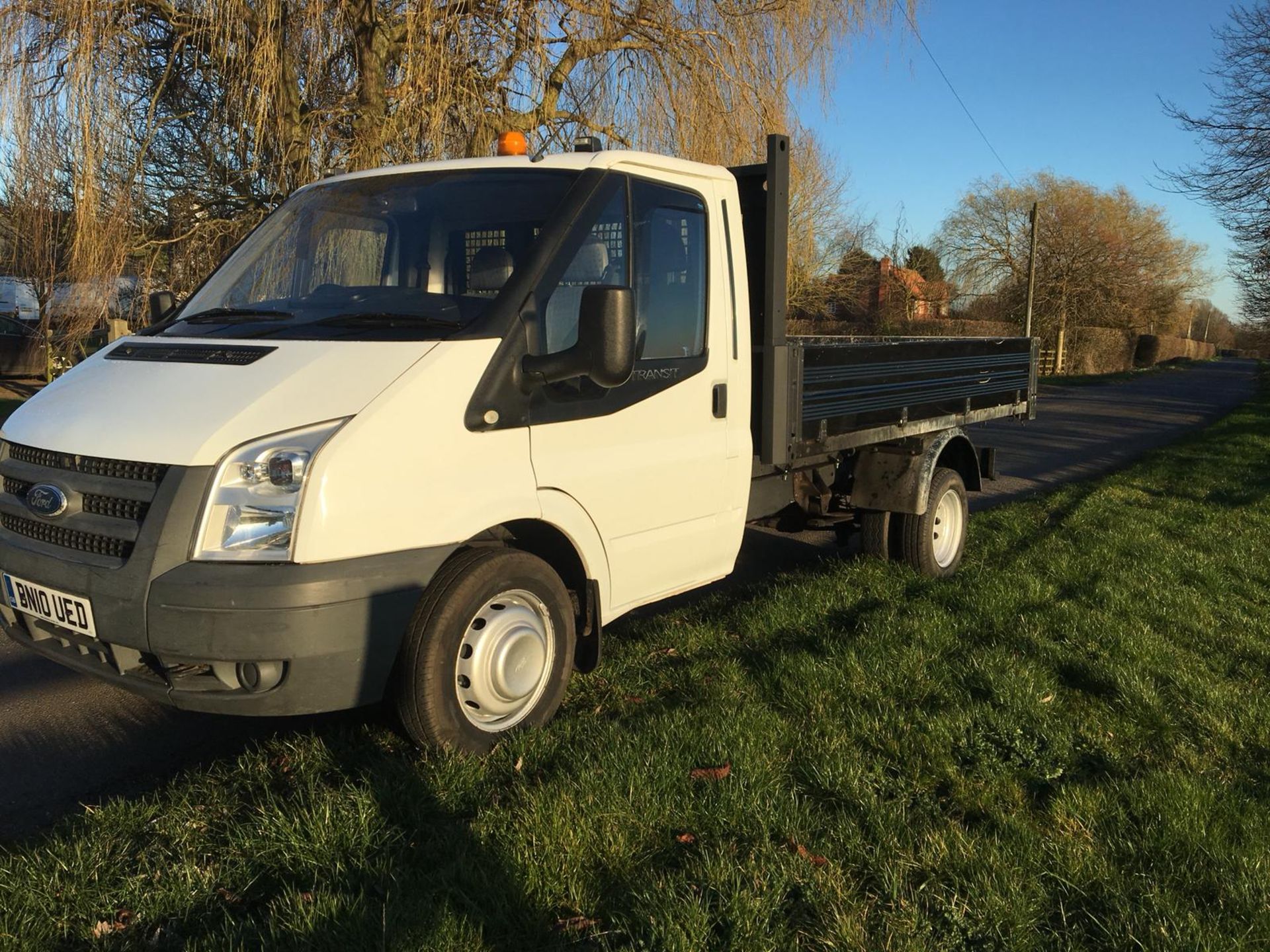 2010/10 REG FORD TRANSIT 115 T350M RWD 2.4 DIESEL WHITE TIPPER, SHOWING 1 FORMER KEEPER *NO VAT* - Image 3 of 10