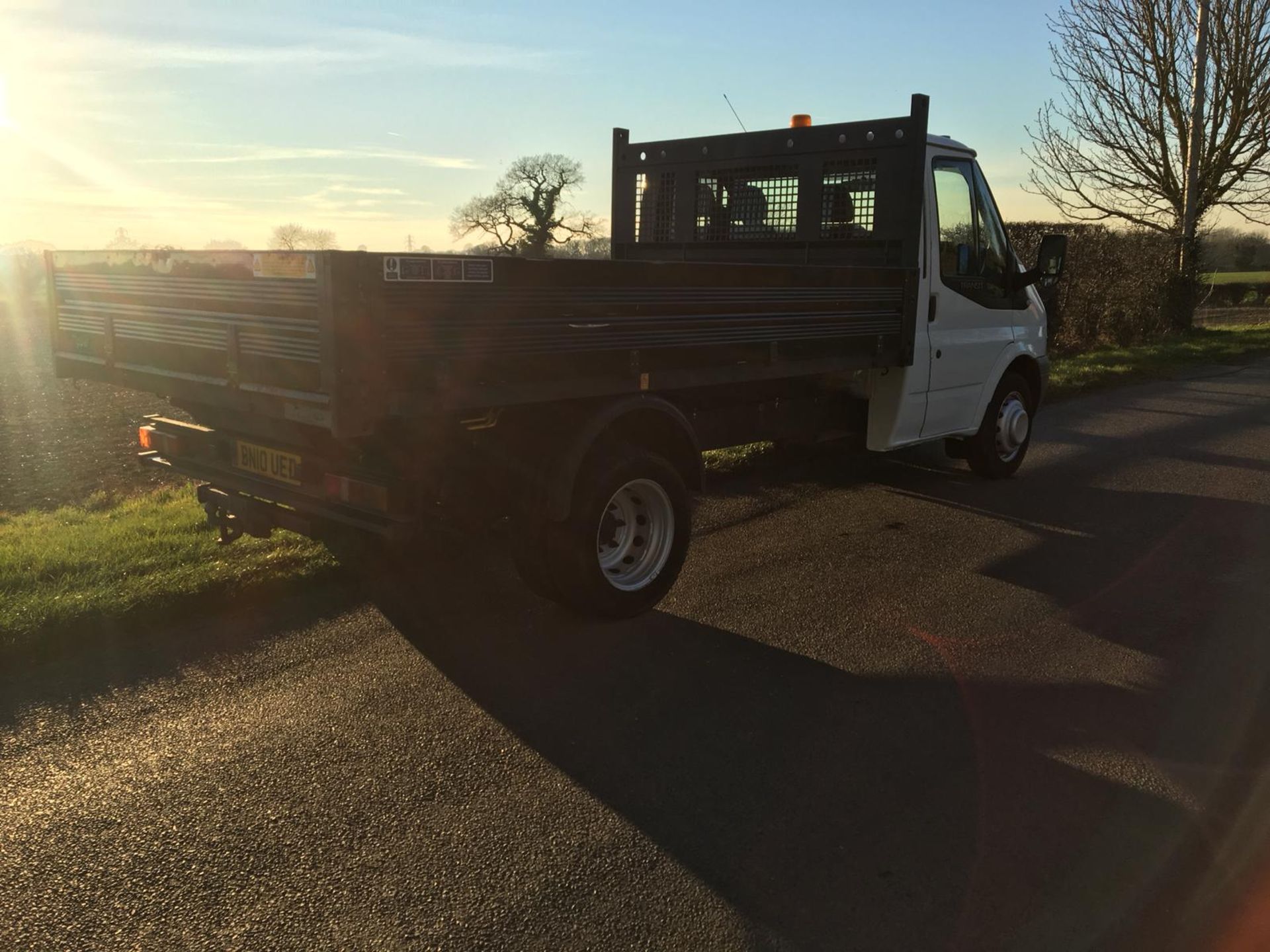 2010/10 REG FORD TRANSIT 115 T350M RWD 2.4 DIESEL WHITE TIPPER, SHOWING 1 FORMER KEEPER *NO VAT* - Image 7 of 10