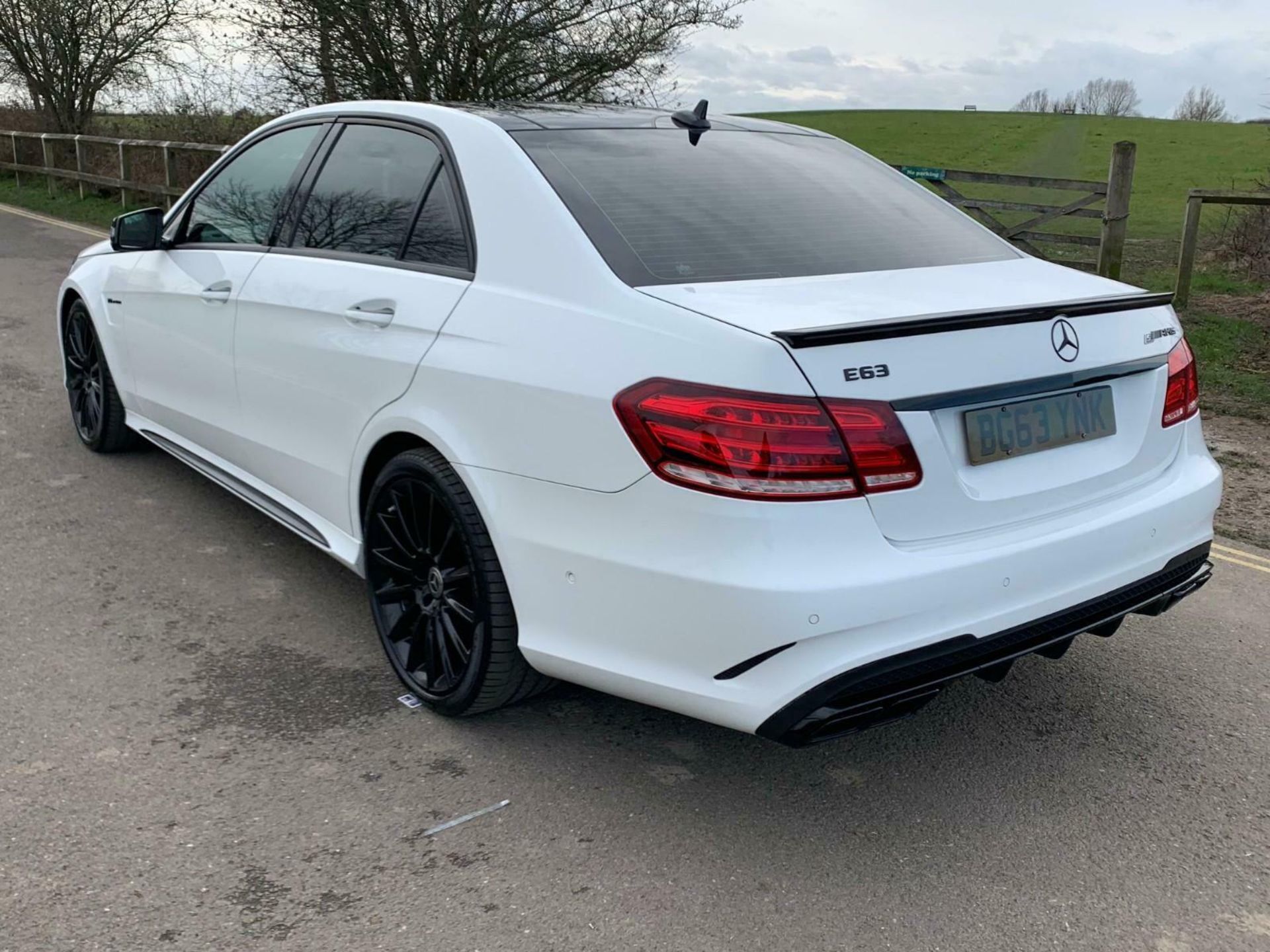 2013/63 REG MERCEDES-BENZ E63 AMG 5.5L PETROL AUTOMATIC WHITE 4 DOOR SALOON *NO VAT* - Image 4 of 12