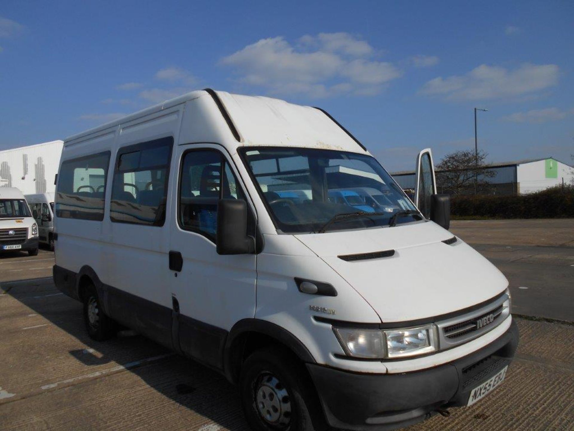 2005/55 REG IVECO DAILY 35 S12 MWB WHITE DIESEL MINIBUS, SHOWING 1 FORMER KEEPER *PLUS VAT*