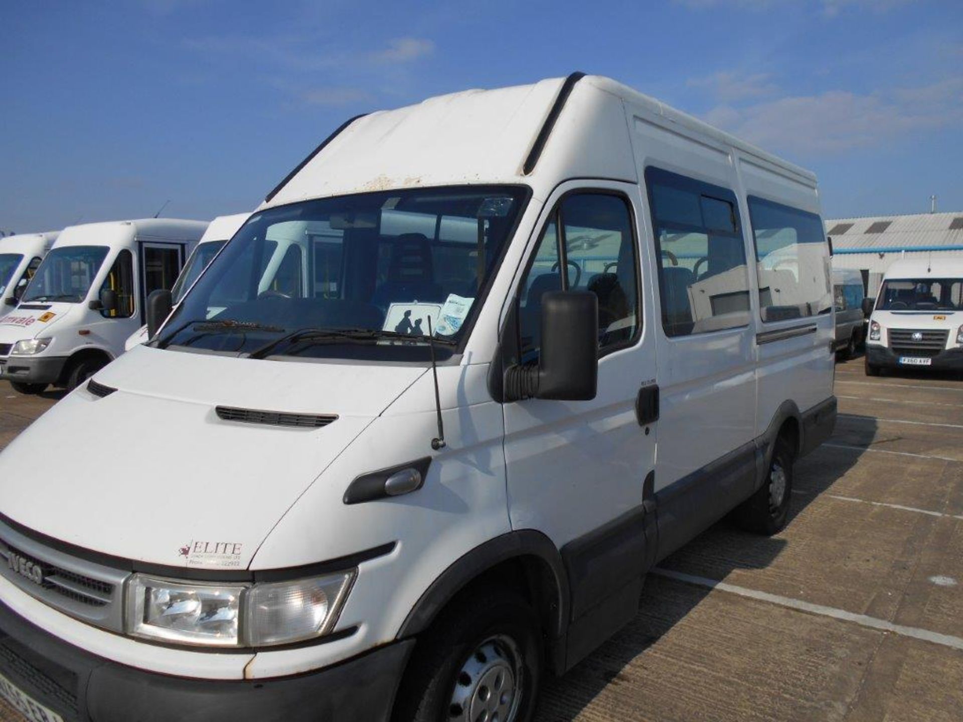 2005/55 REG IVECO DAILY 35 S12 MWB WHITE DIESEL MINIBUS, SHOWING 1 FORMER KEEPER *PLUS VAT* - Image 2 of 10
