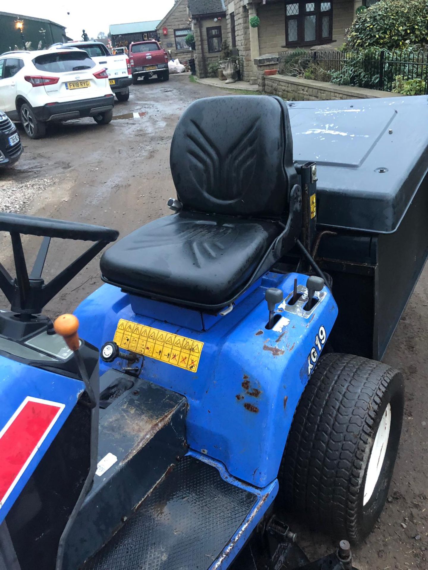 ISEKI SXG19 RIDE ON LAWN MOWER, RUNS WORKS AND CUTS - Image 6 of 6