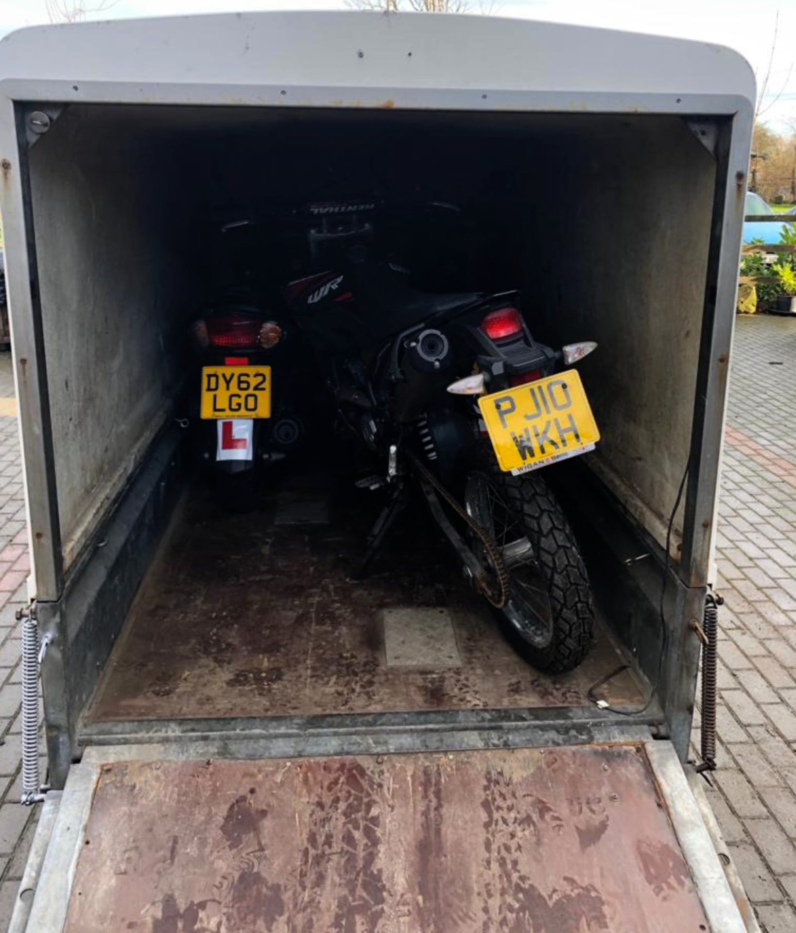 SPECIALIST SINGLE AXLE TOWABLE MOTORBIKE TRANSPORT COVERED TRAILER RAMP *PLUS VAT* - £1500 RESERVE! - Bild 7 aus 8