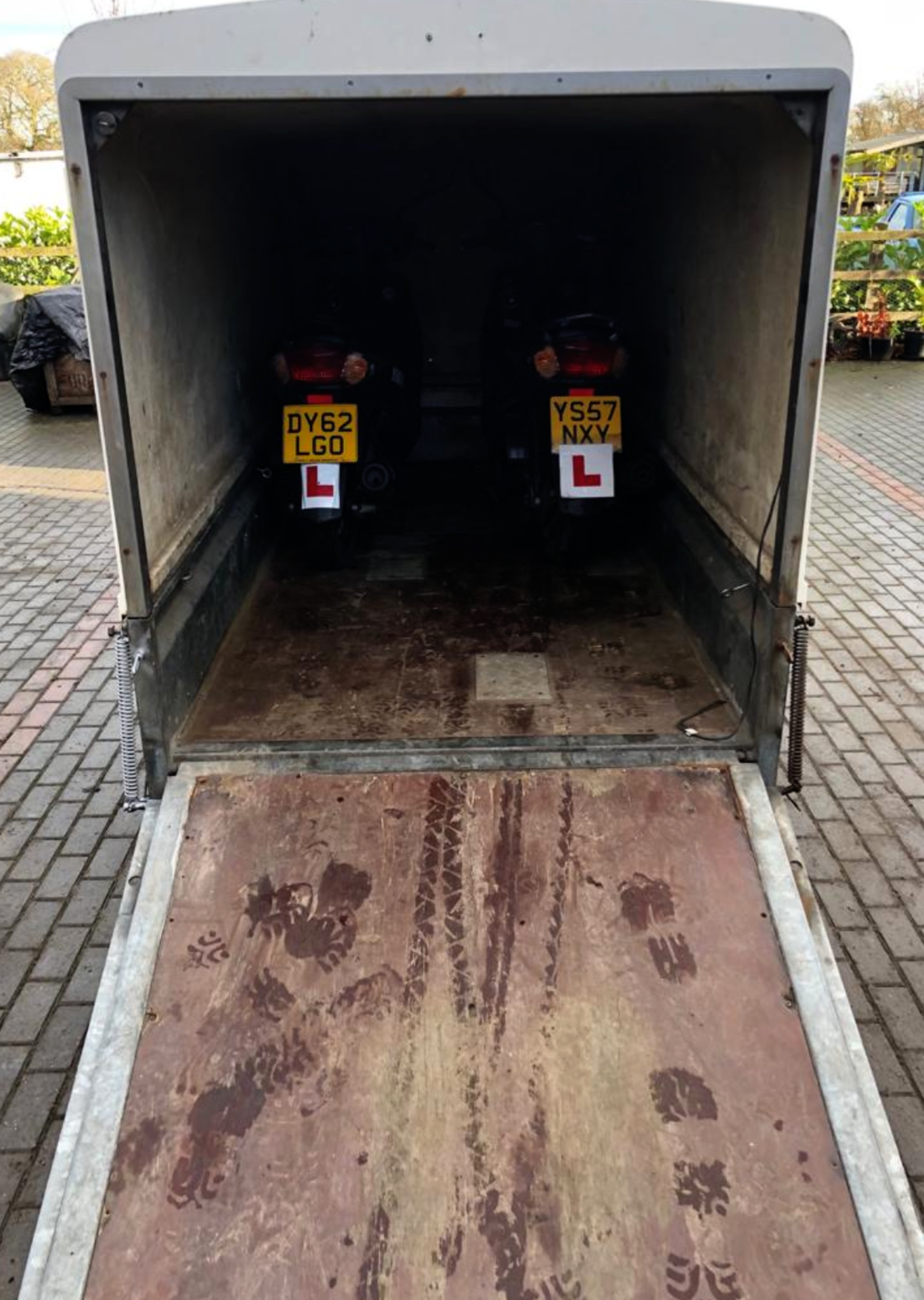 SPECIALIST SINGLE AXLE TOWABLE MOTORBIKE TRANSPORT COVERED TRAILER RAMP *PLUS VAT* - £1500 RESERVE! - Bild 6 aus 8