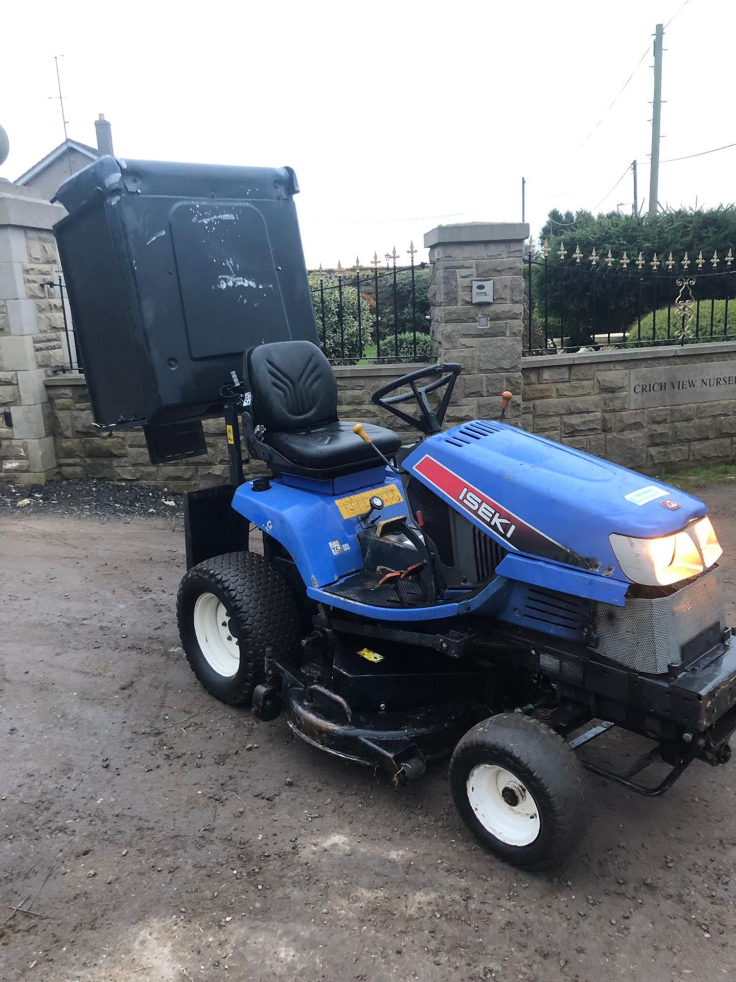 ISEKI SXG19 RIDE ON LAWN MOWER, RUNS WORKS AND CUTS - Image 4 of 6