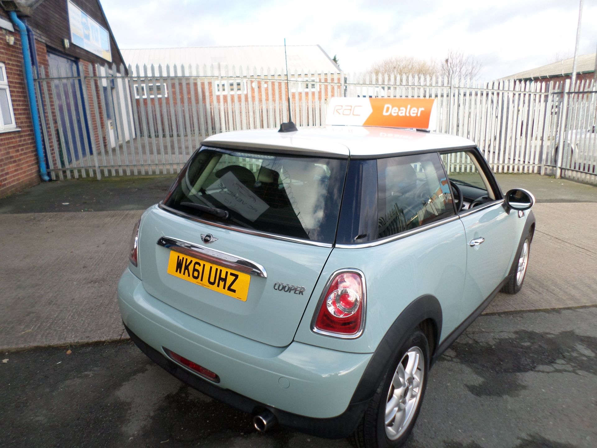 2011/61 REG MINI COOPER 1.6 PETROL BLUE, FULL SERVICE HISTORY, SHOWING 1 FORMER KEEPER *NO VAT* - Image 7 of 16