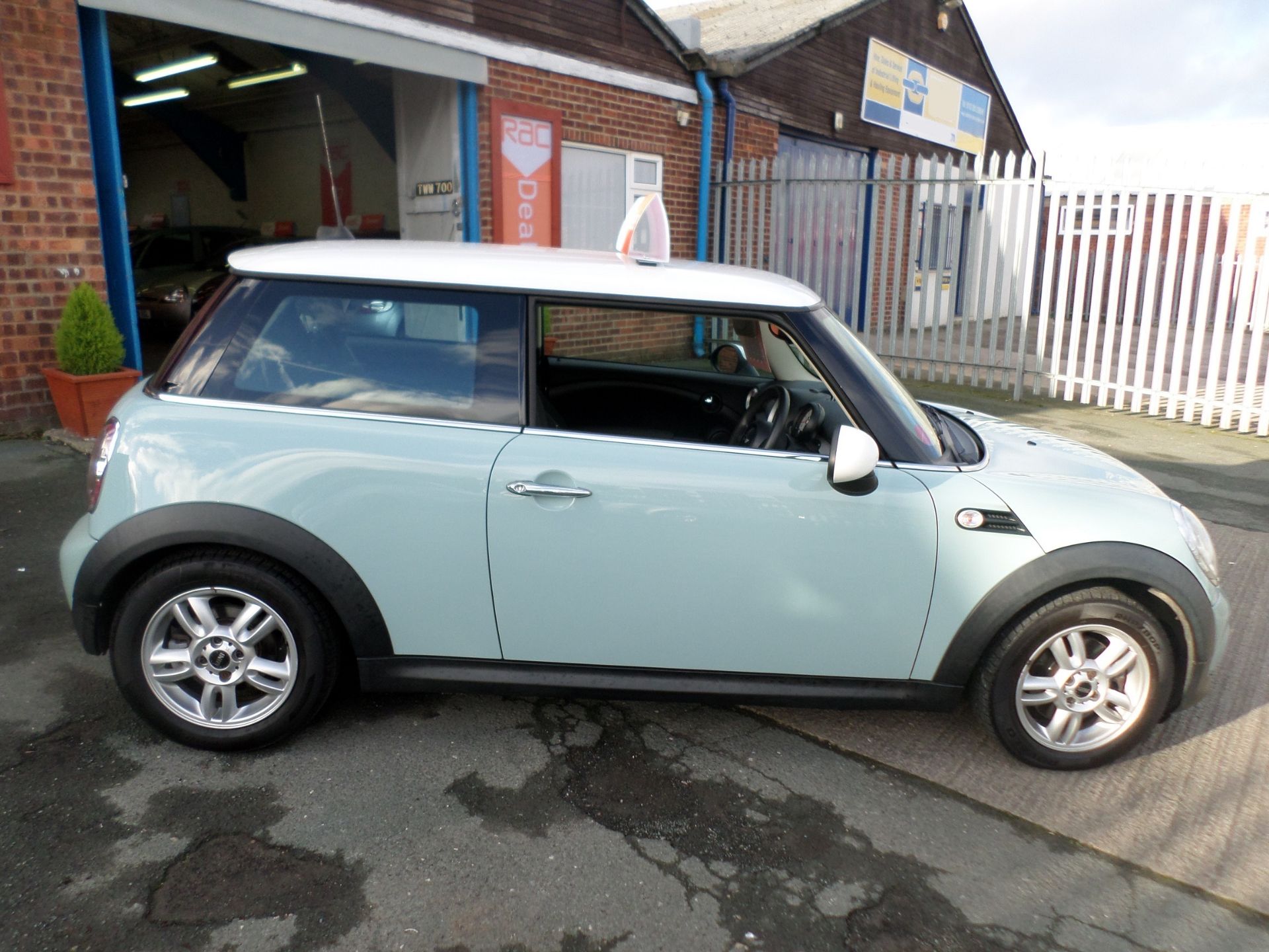 2011/61 REG MINI COOPER 1.6 PETROL BLUE, FULL SERVICE HISTORY, SHOWING 1 FORMER KEEPER *NO VAT* - Image 8 of 16