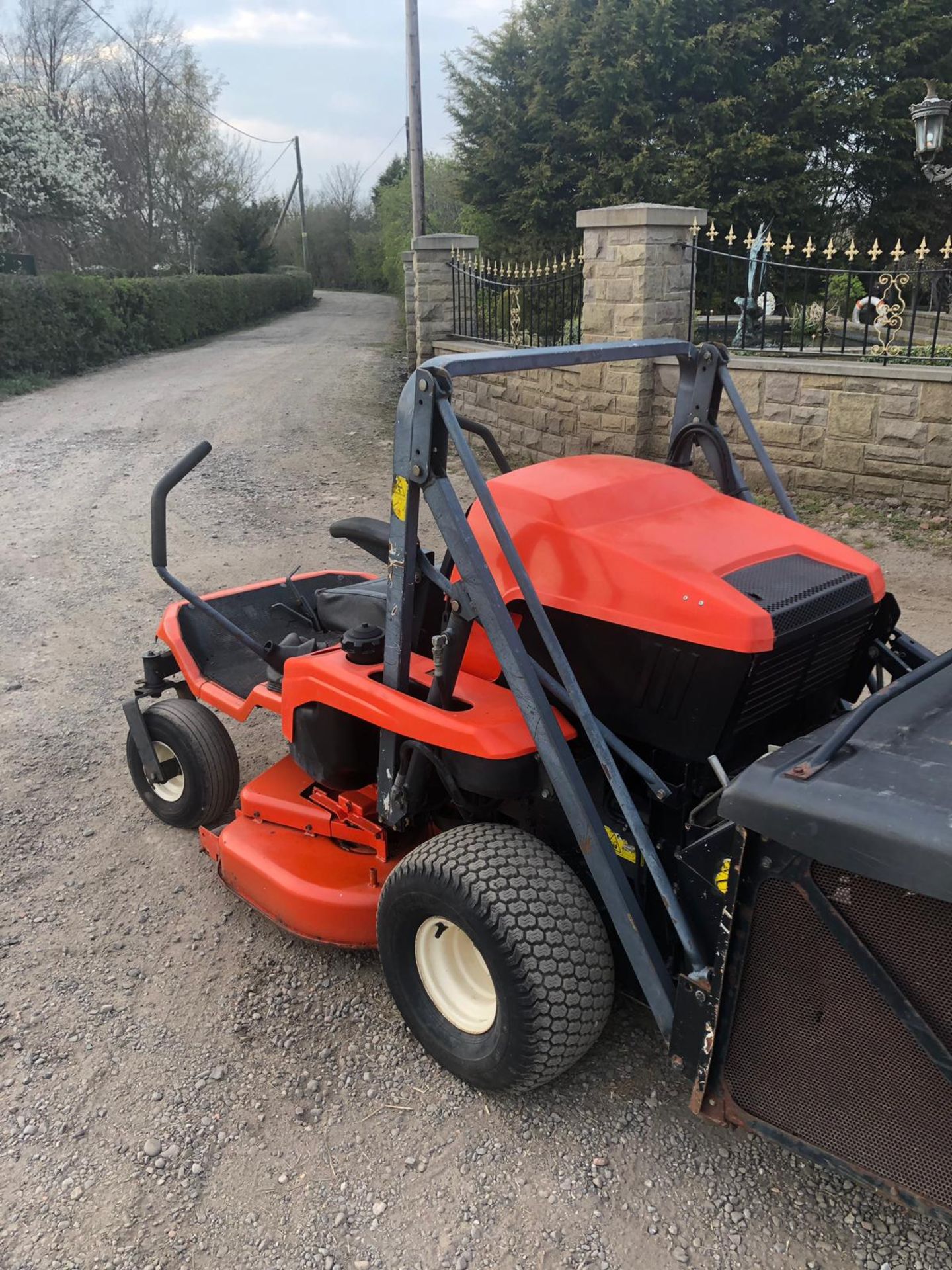 KUBOTA GZD 15 RIDE ON ZERO TURN MOWER *NO VAT* - Image 4 of 7