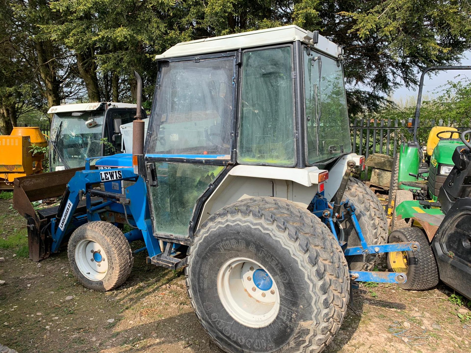 FORD 1920 BLUE COMPACT UTILITY TRACTOR C/W LEWIS LANDLUGGER 33 FRONT LOADER ATTACHMENT BUCKET - Image 2 of 12