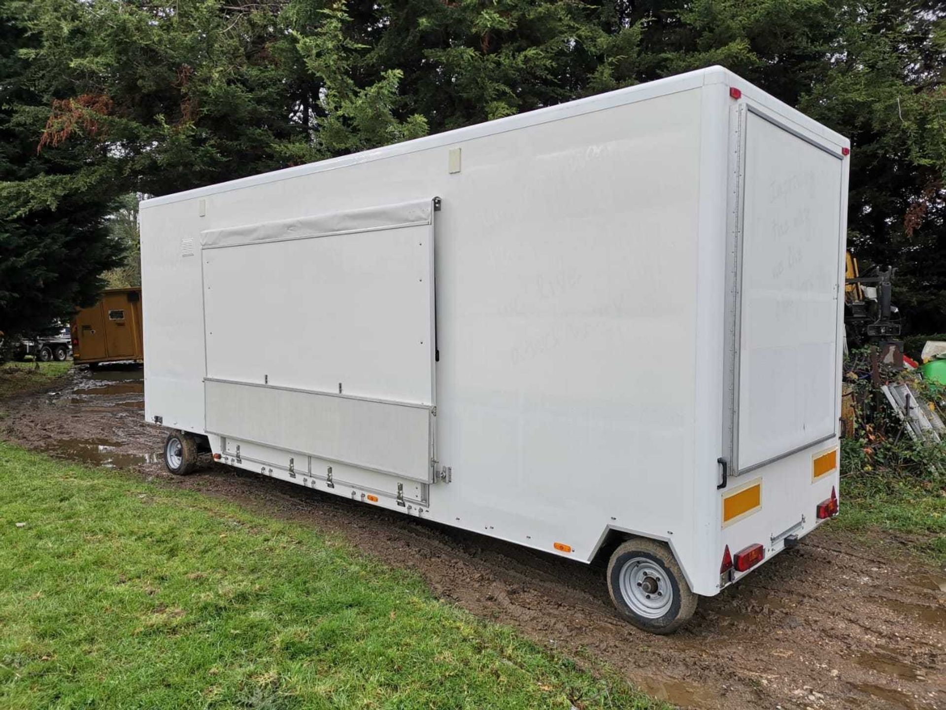 LYNTON DRAWBAR EXHIBITION TRAILER, GTW 3.5 TON, 22'6" (6.85M) EXCLUDING HITCH. - Image 3 of 10