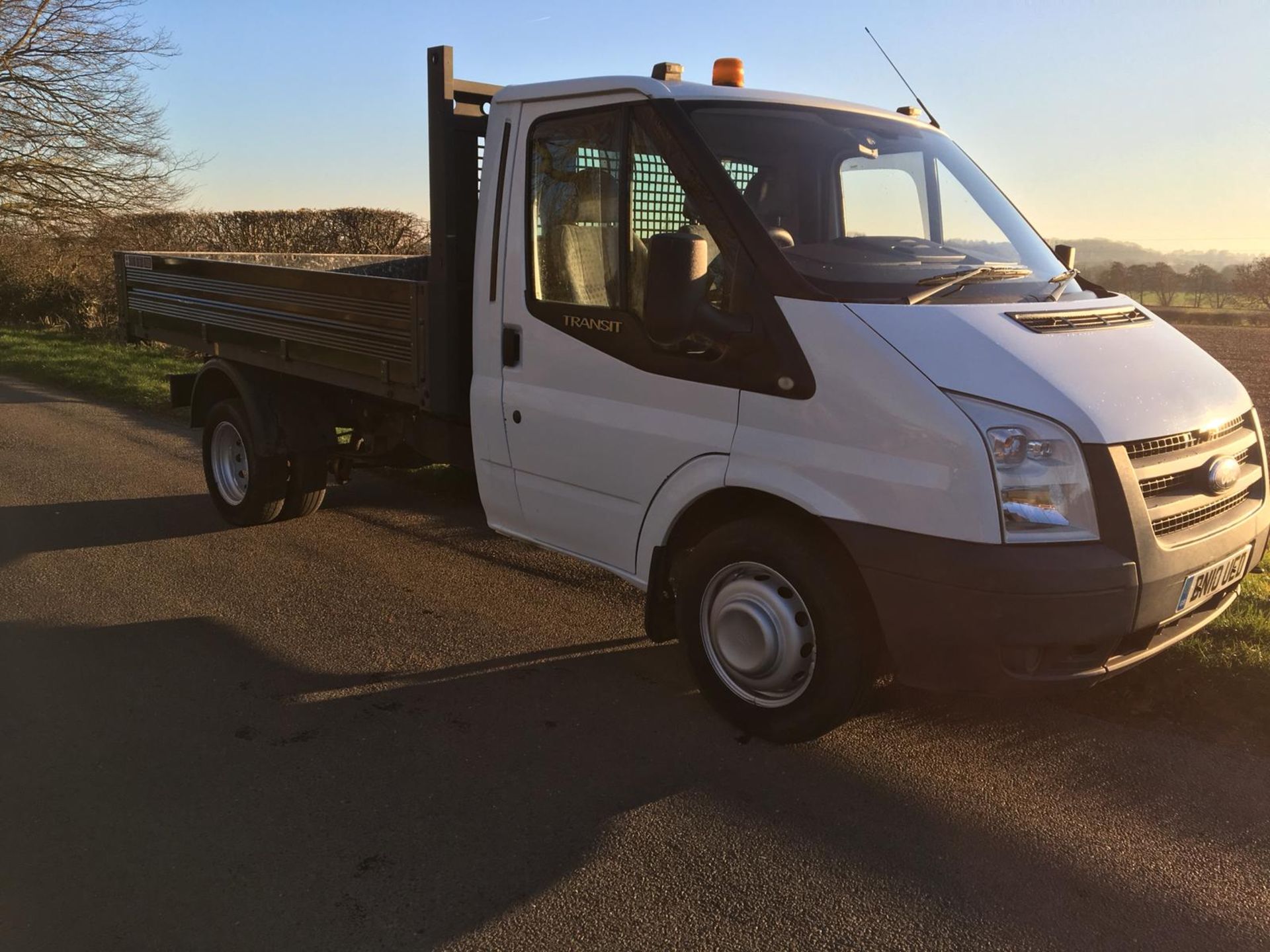 2010/10 REG FORD TRANSIT 115 T350M RWD 2.4 DIESEL WHITE TIPPER, SHOWING 1 FORMER KEEPER *NO VAT*