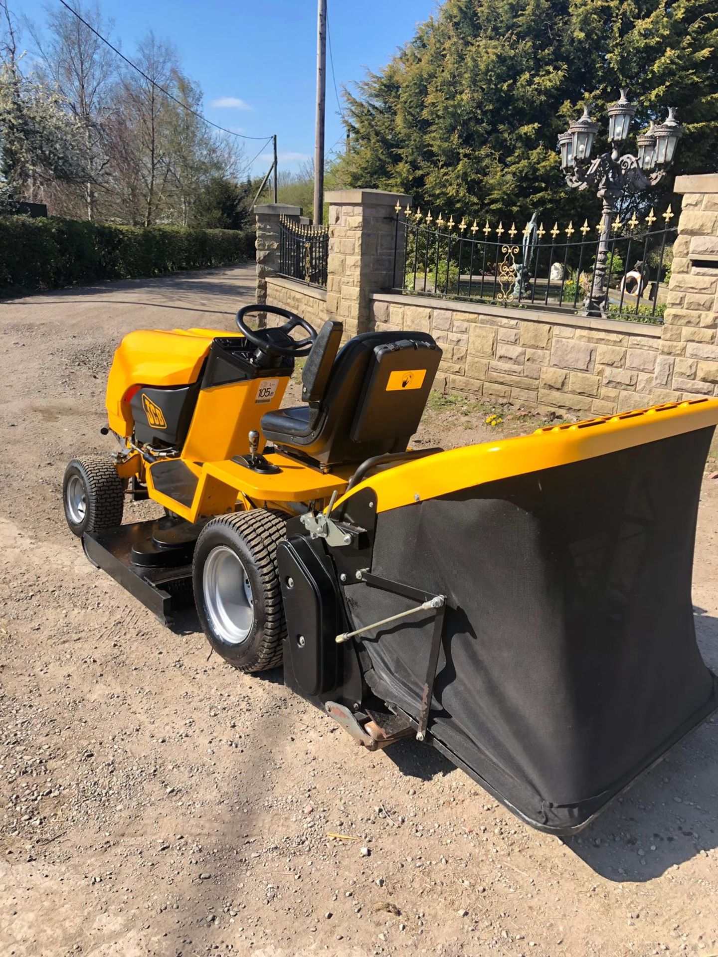 JCB D20-50 DIESEL RIDE ON LAWN MOWER, RUNS WORKS AND CUTS, HOURS 38 *NO VAT* - Image 3 of 7