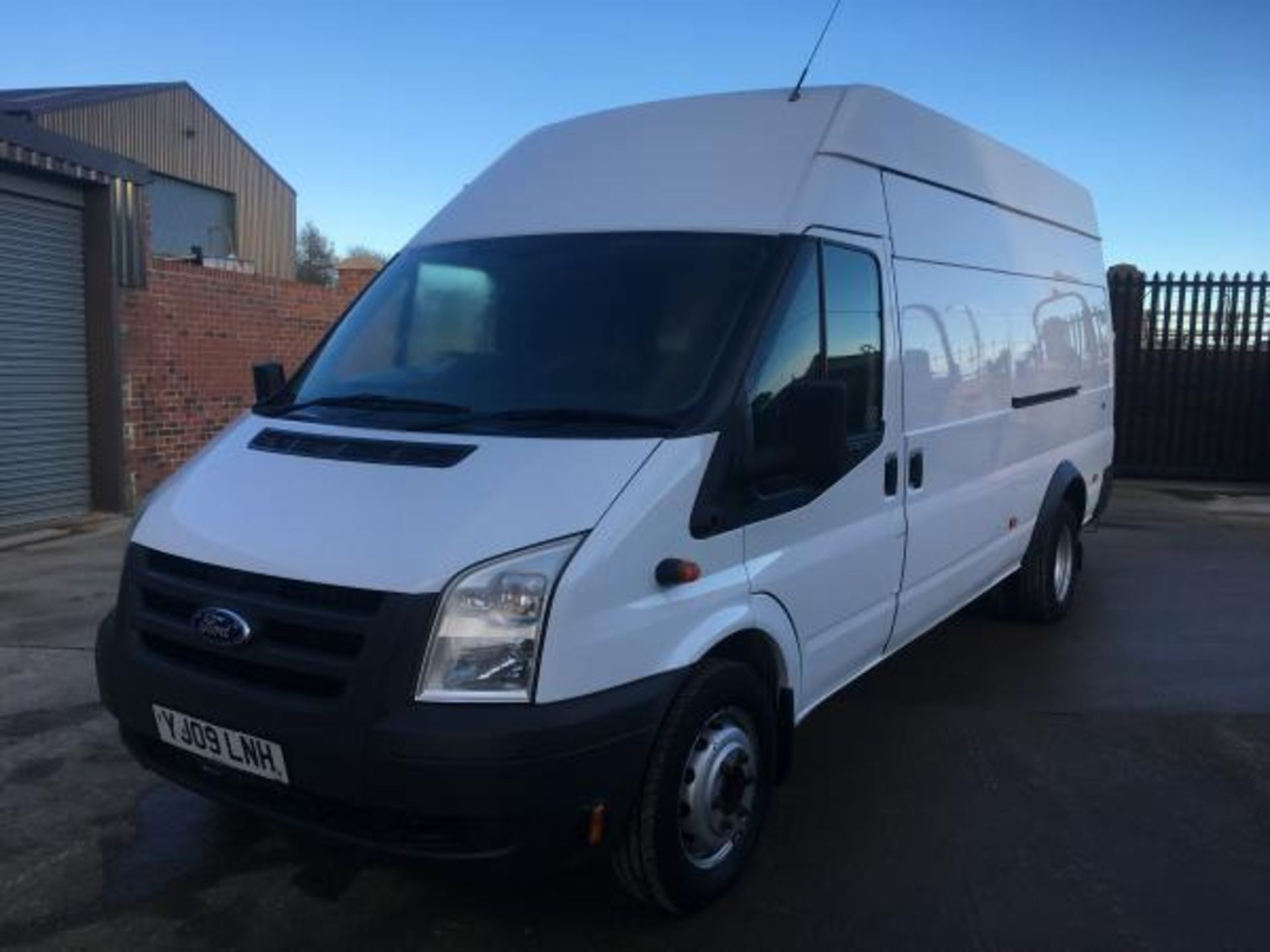 2009/09 REG FORD TRANSIT 115 T460 RWD JUMBO VAN WITH COMPRESSOR & GENERATOR, AIR CON *PLUS VAT* - Image 2 of 17