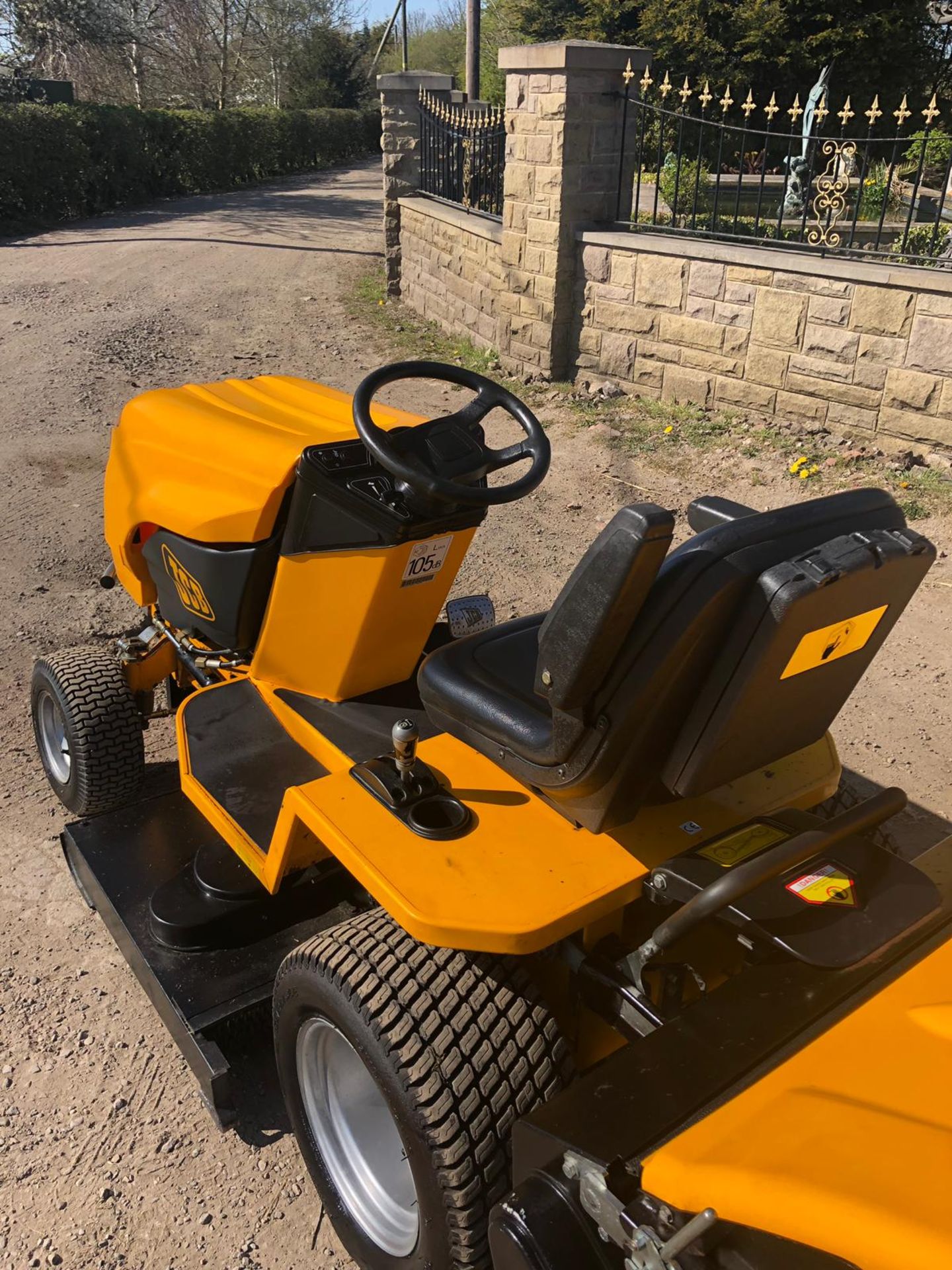 JCB D20-50 DIESEL RIDE ON LAWN MOWER, RUNS WORKS AND CUTS, HOURS 38 *NO VAT* - Image 4 of 7