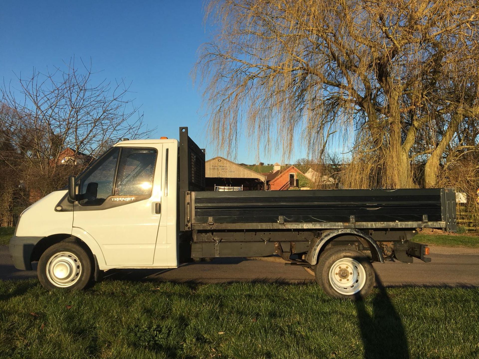 2010/10 REG FORD TRANSIT 115 T350M RWD 2.4 DIESEL WHITE TIPPER, SHOWING 1 FORMER KEEPER *NO VAT* - Image 4 of 10