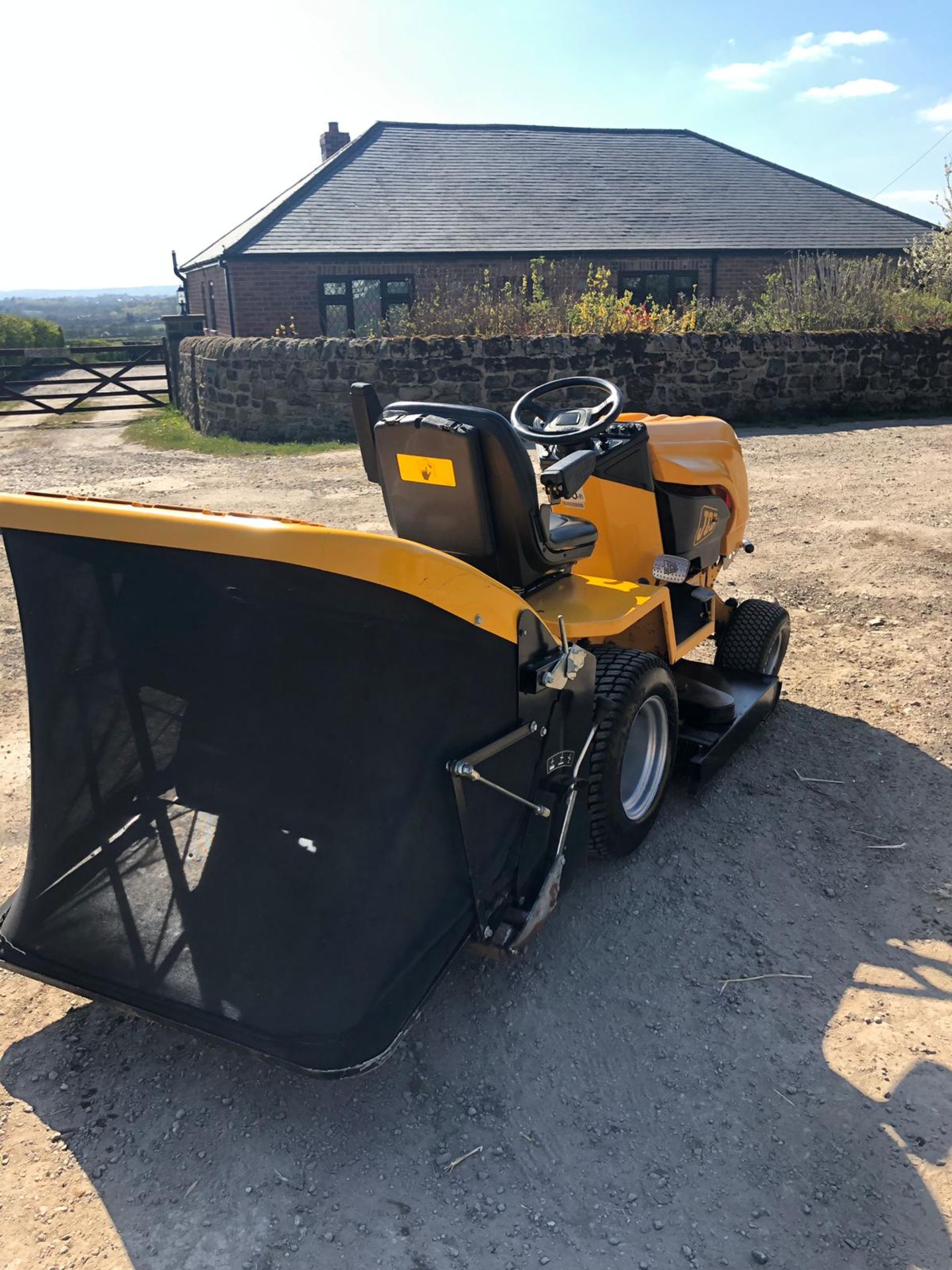 JCB D20-50 DIESEL RIDE ON LAWN MOWER, RUNS WORKS AND CUTS, HOURS 38 *NO VAT* - Image 3 of 7