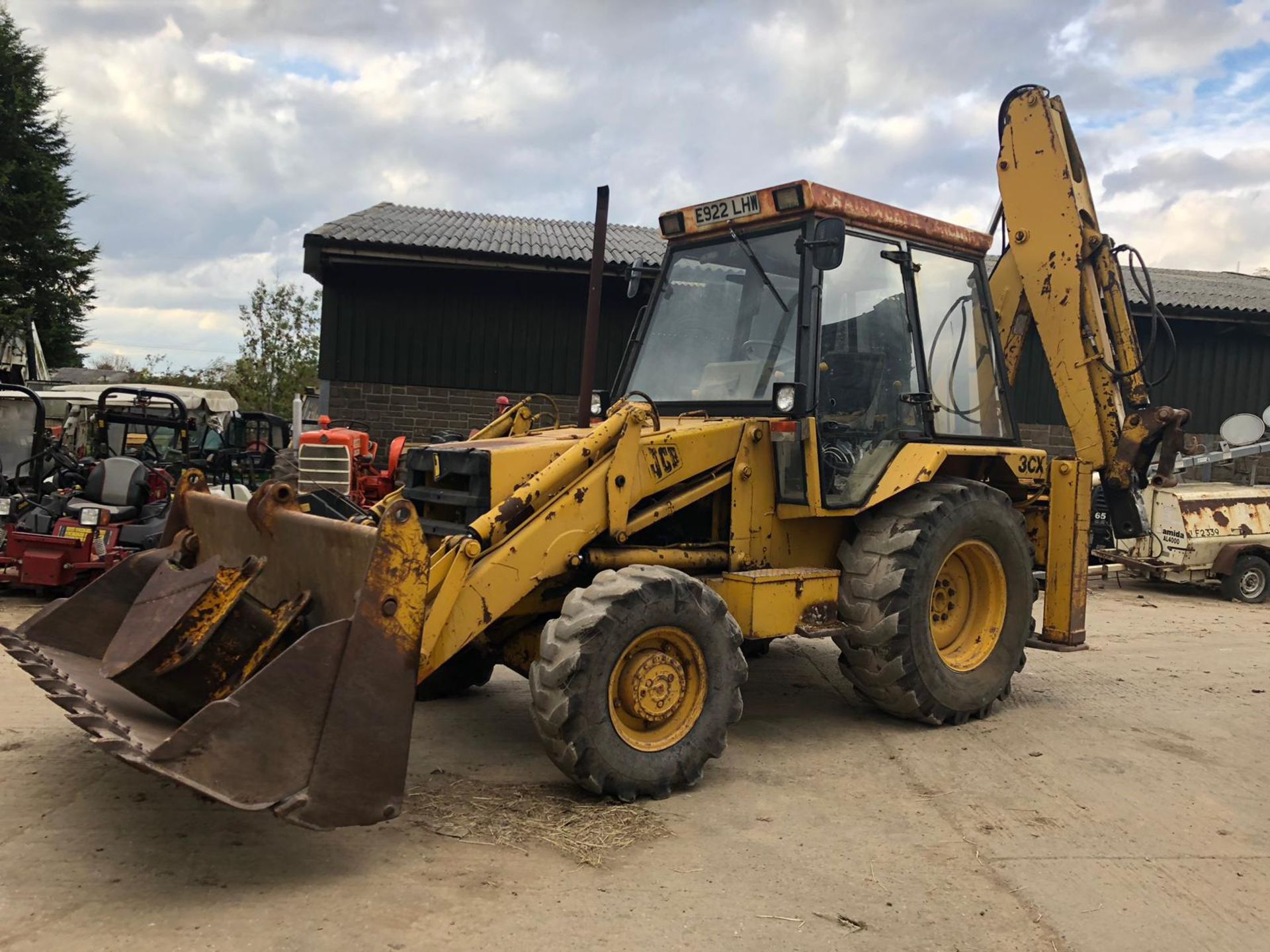 1988/E REG JCB 3CX TRACTOR WITH FRONT LOADING SHOVEL AND REAR DIGGER / BACK HOE *PLUS VAT* - Image 2 of 14