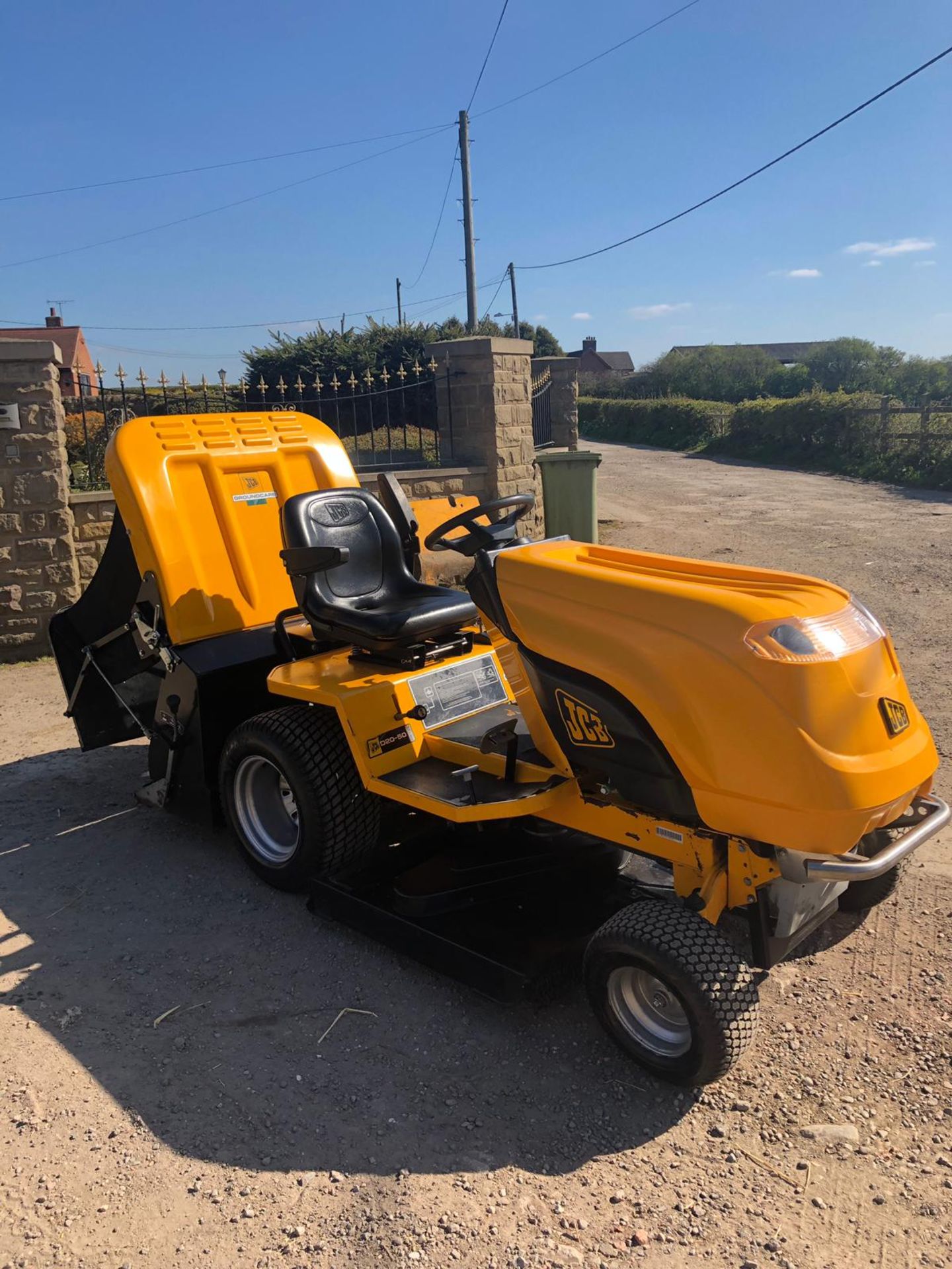 JCB D20-50 DIESEL RIDE ON LAWN MOWER, RUNS WORKS AND CUTS, HOURS 38 *NO VAT* - Image 2 of 7