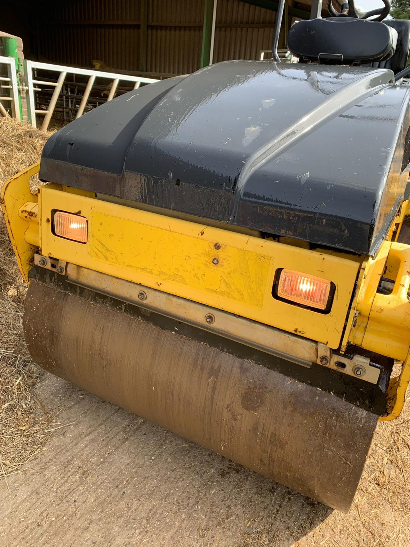 2008 BOMAG BW 120 TWIN DRUM RIDE ON VIBRATING ROLLER *PLUS VAT* - Image 7 of 12