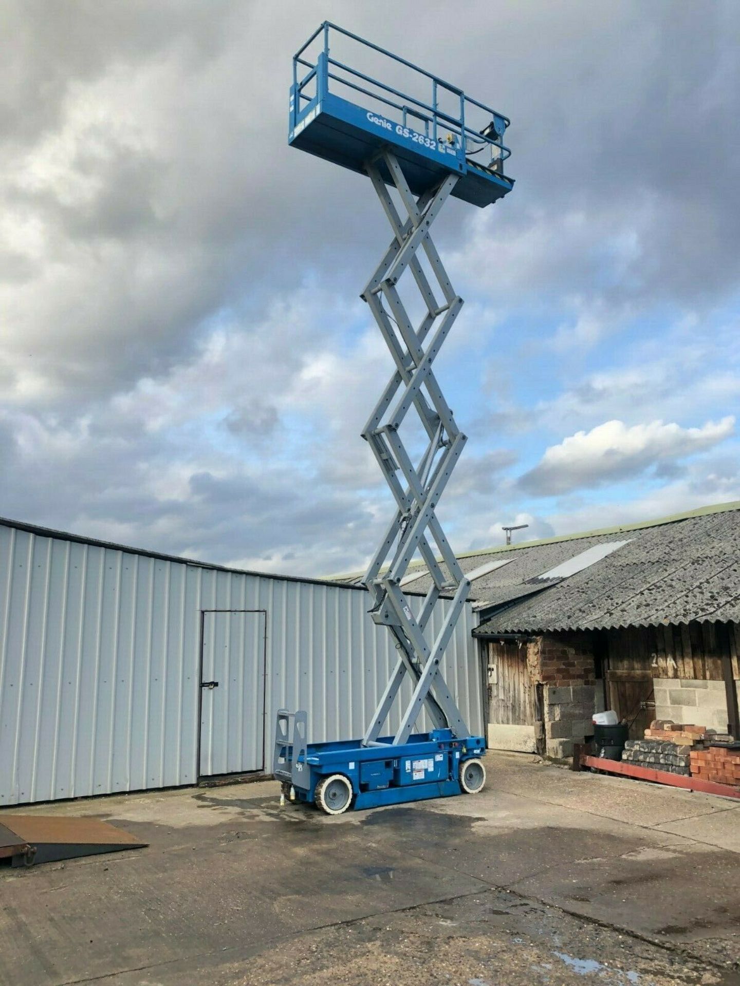 GENIE GS-2632 SCISSOR LIFT - ACCESS PLATFORM, ONLY 449 HOURS, MAX WORKING HEIGHT 9.80M *PLUS VAT* - Image 3 of 9