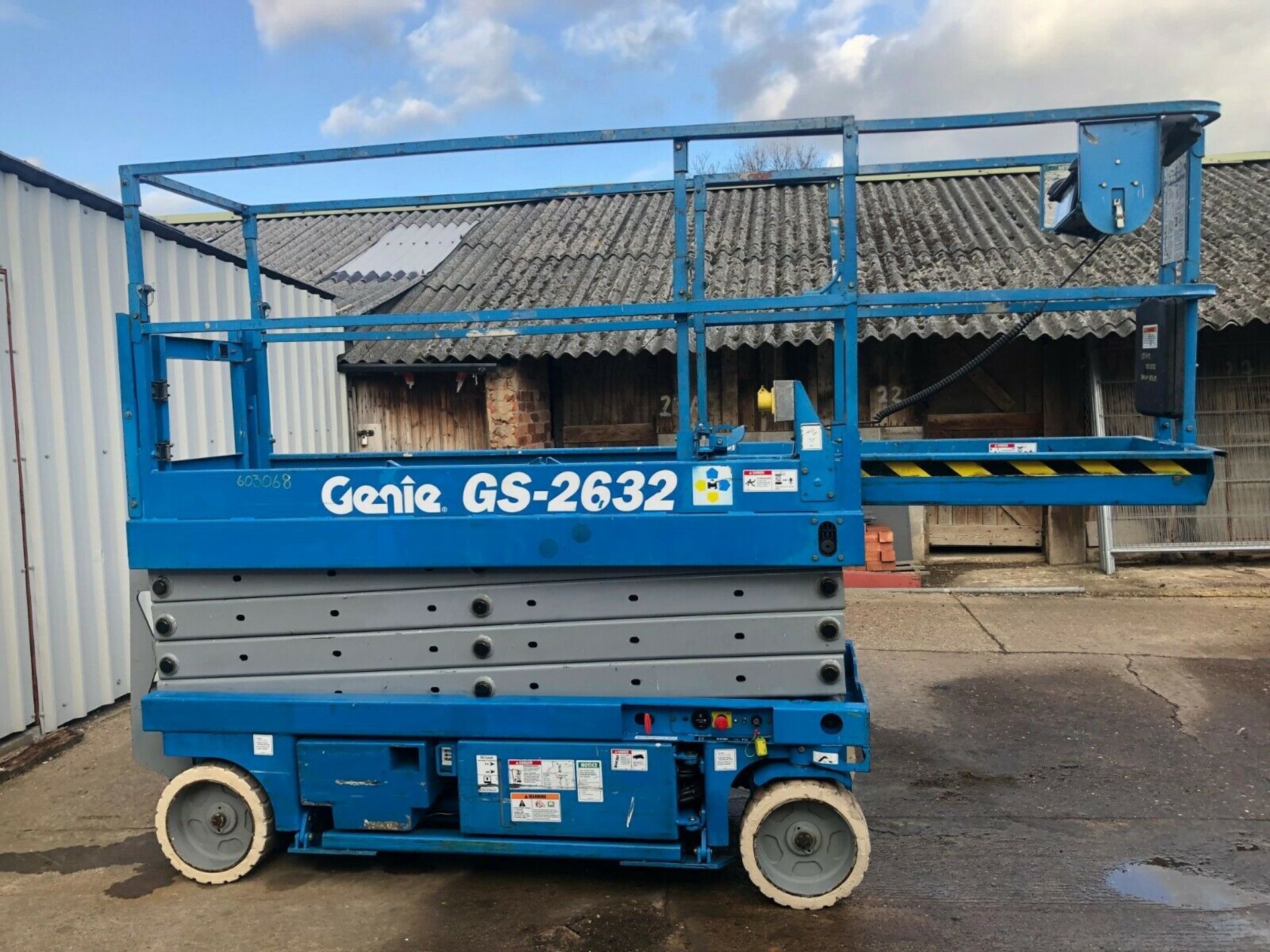 GENIE GS-2632 SCISSOR LIFT - ACCESS PLATFORM, ONLY 449 HOURS, MAX WORKING HEIGHT 9.80M *PLUS VAT* - Image 6 of 9