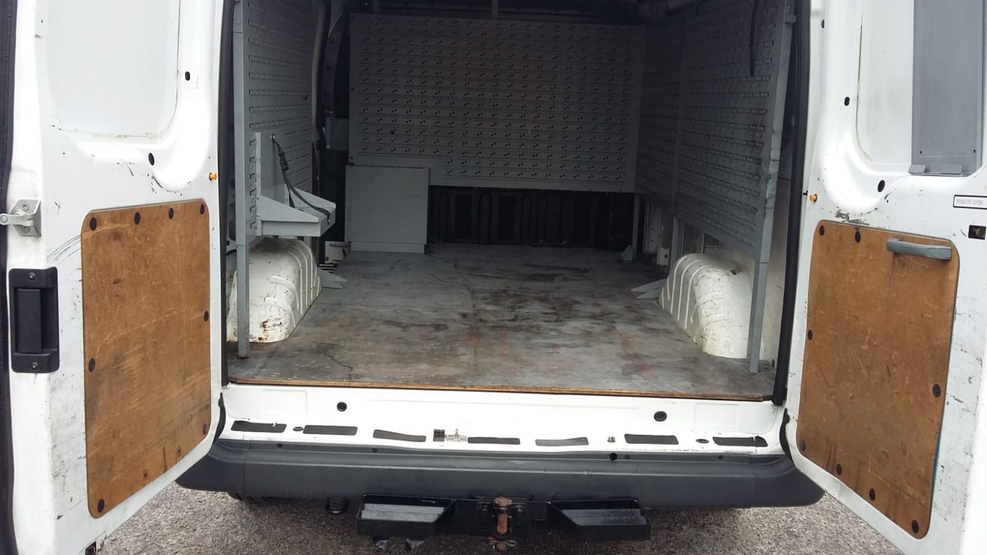 2009/09 REG FORD TRANSIT 100 T330S RWD WHITE DIESEL PANEL VAN, SHOWING 0 FORMER KEEPERS *NO VAT* - Image 6 of 10