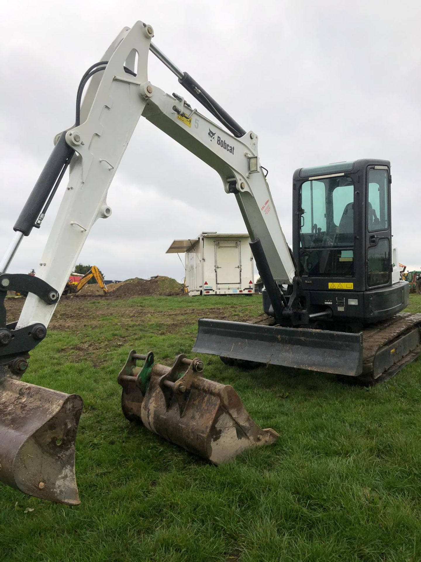 2011 BOBCAT E50 TRACKED DIGGER / EXCAVATOR, RUNS WORKS AND DIGS - COMES WITH 3 X BUCKETS *PLUS VAT* - Image 2 of 13