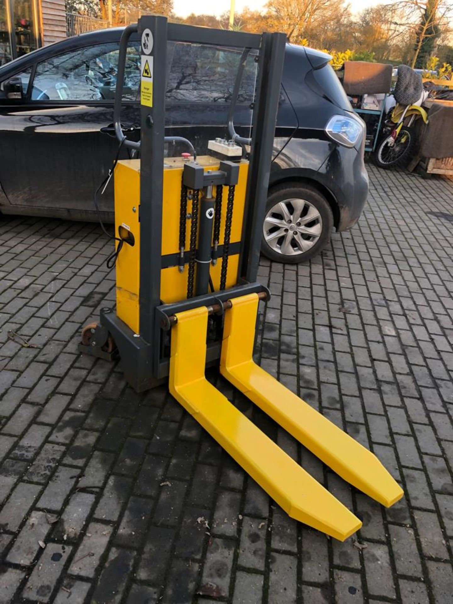 BRAND NEW WARRIOR YM250 12V BATTERY DRIVEN PALLET TRUCK *PLUS VAT*