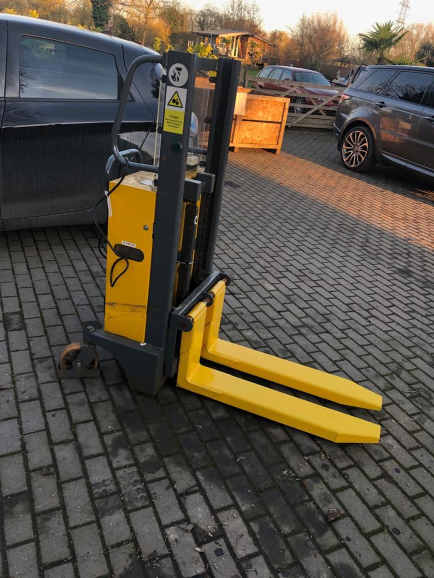 BRAND NEW WARRIOR YM250 12V BATTERY DRIVEN PALLET TRUCK *PLUS VAT* - Image 2 of 11