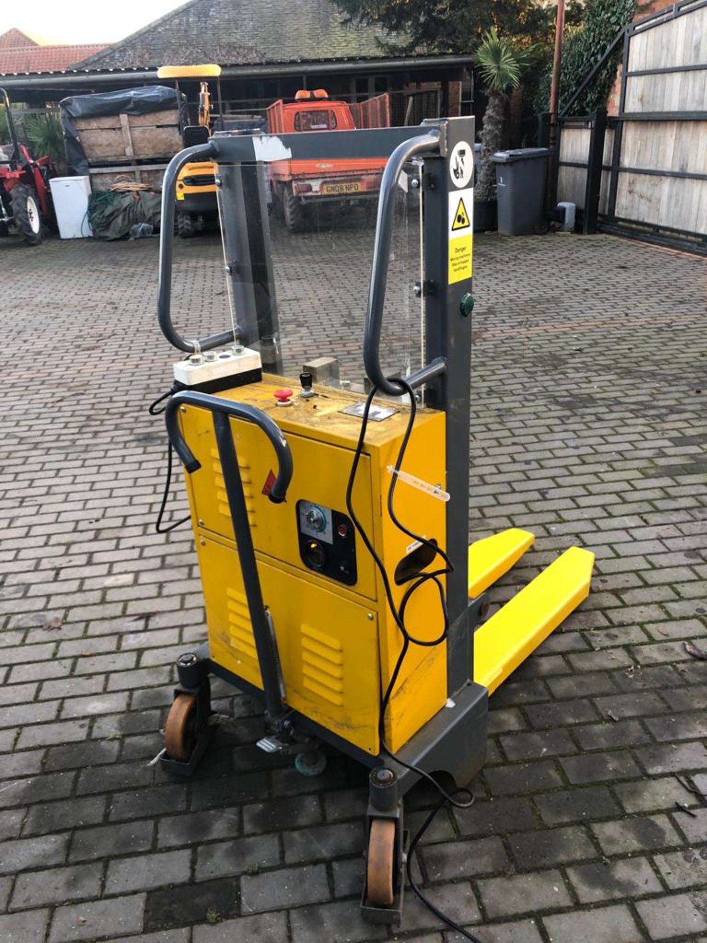 BRAND NEW WARRIOR YM250 12V BATTERY DRIVEN PALLET TRUCK *PLUS VAT* - Image 5 of 11