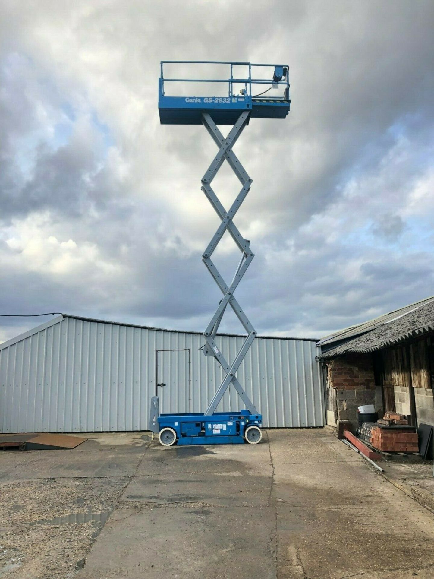 GENIE GS-2632 SCISSOR LIFT - ACCESS PLATFORM, ONLY 449 HOURS, MAX WORKING HEIGHT 9.80M *PLUS VAT*