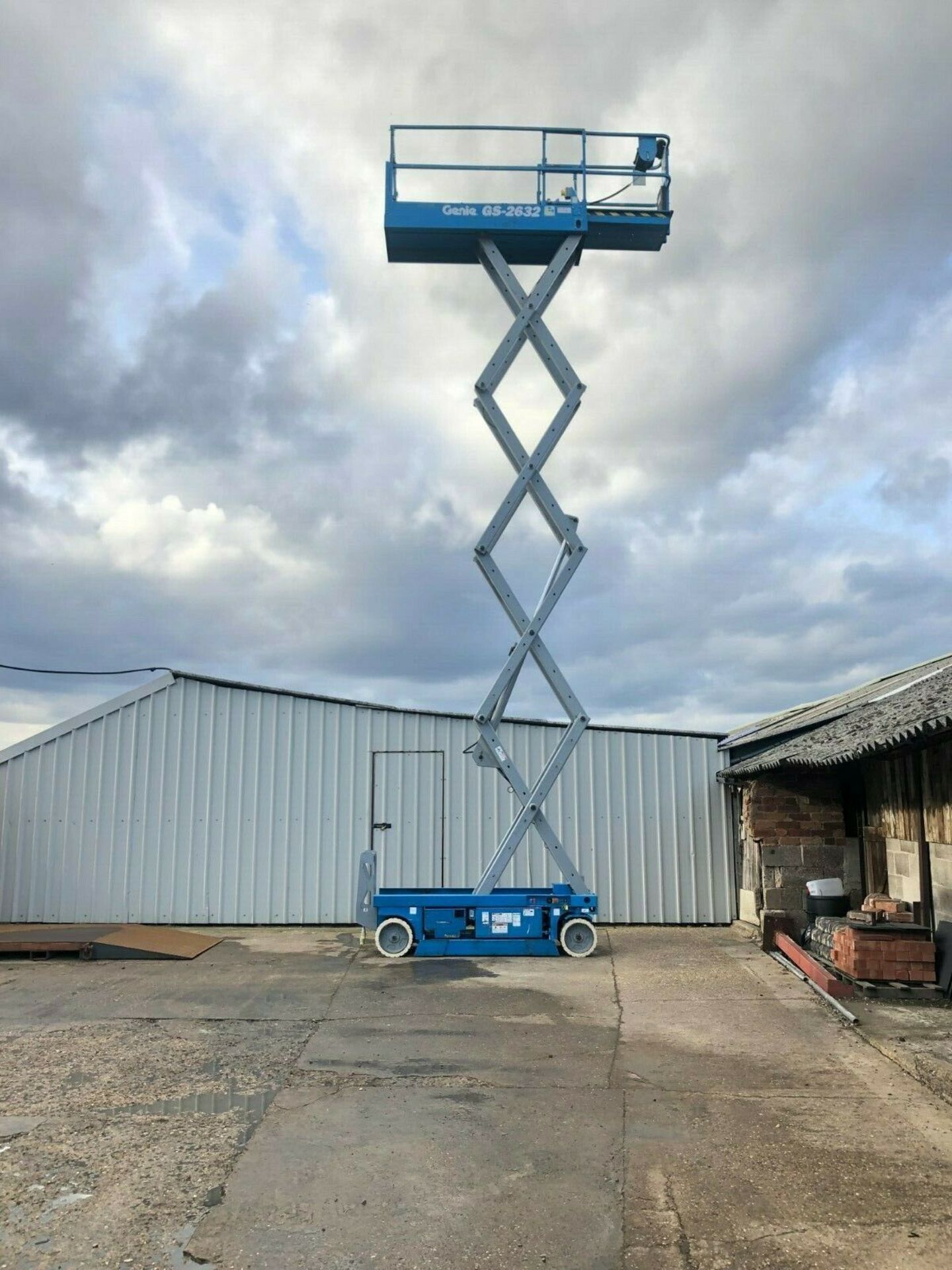 GENIE GS-2632 SCISSOR LIFT - ACCESS PLATFORM, ONLY 449 HOURS, MAX WORKING HEIGHT 9.80M *PLUS VAT* - Image 2 of 9