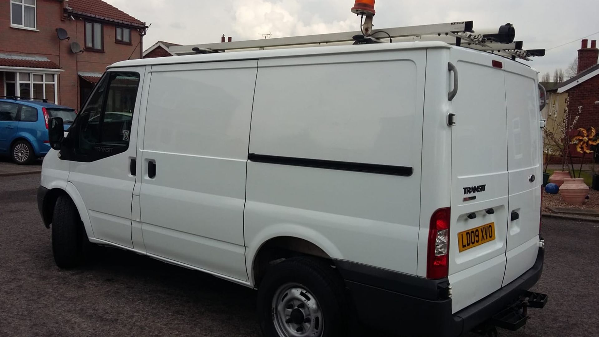 2009/09 REG FORD TRANSIT 100 T330S RWD WHITE DIESEL PANEL VAN, SHOWING 0 FORMER KEEPERS *NO VAT* - Image 2 of 10