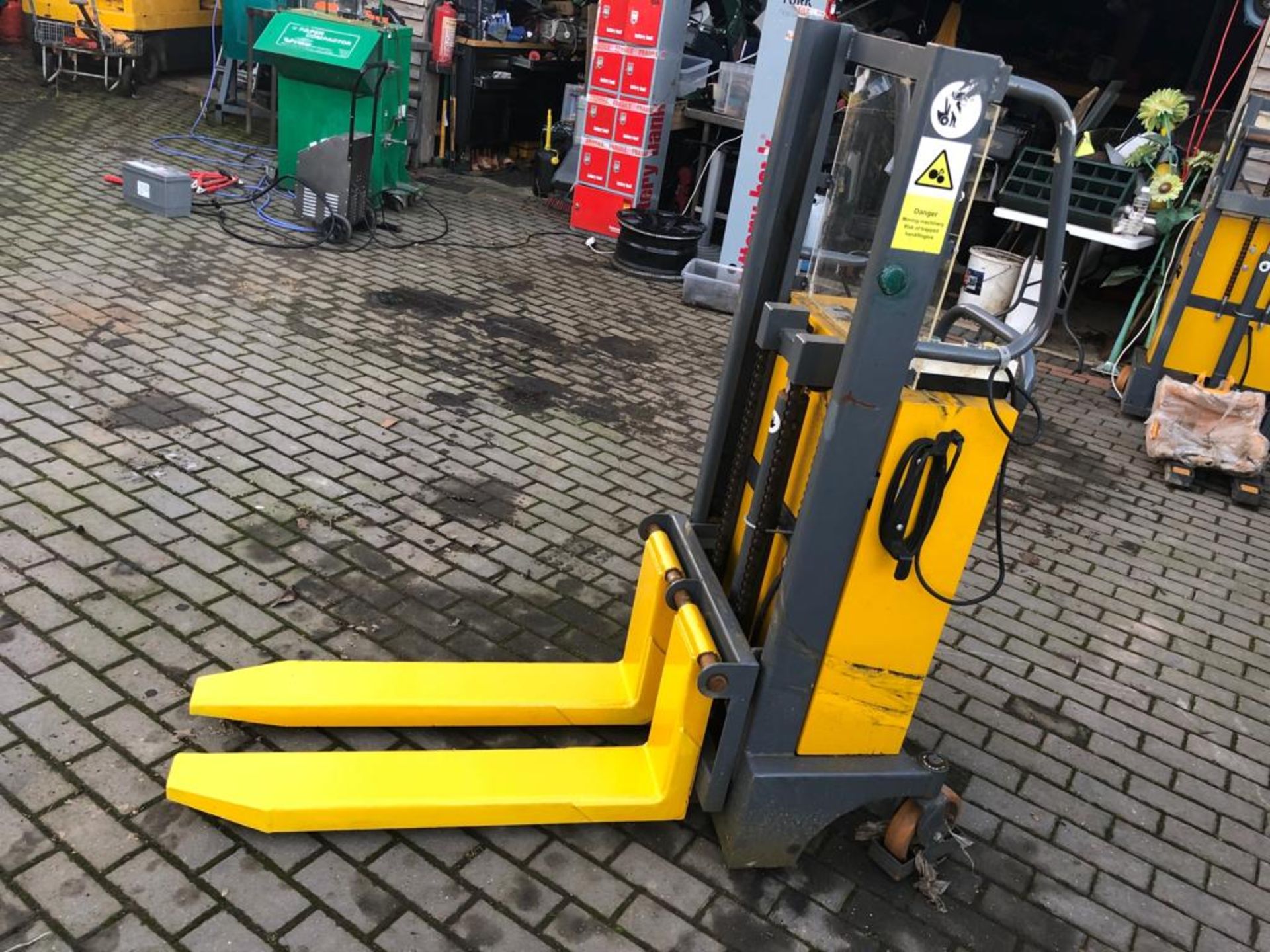 BRAND NEW WARRIOR YM250 12V BATTERY DRIVEN PALLET TRUCK *PLUS VAT* - Image 4 of 11