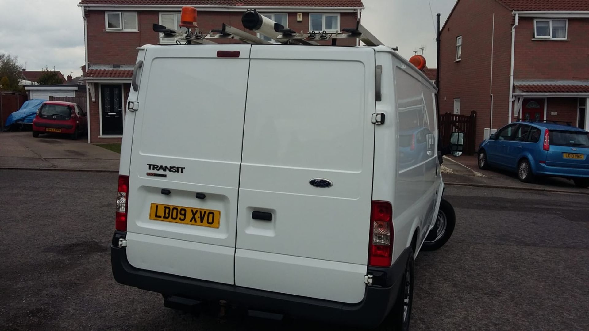 2009/09 REG FORD TRANSIT 100 T330S RWD WHITE DIESEL PANEL VAN, SHOWING 0 FORMER KEEPERS *NO VAT* - Image 3 of 10