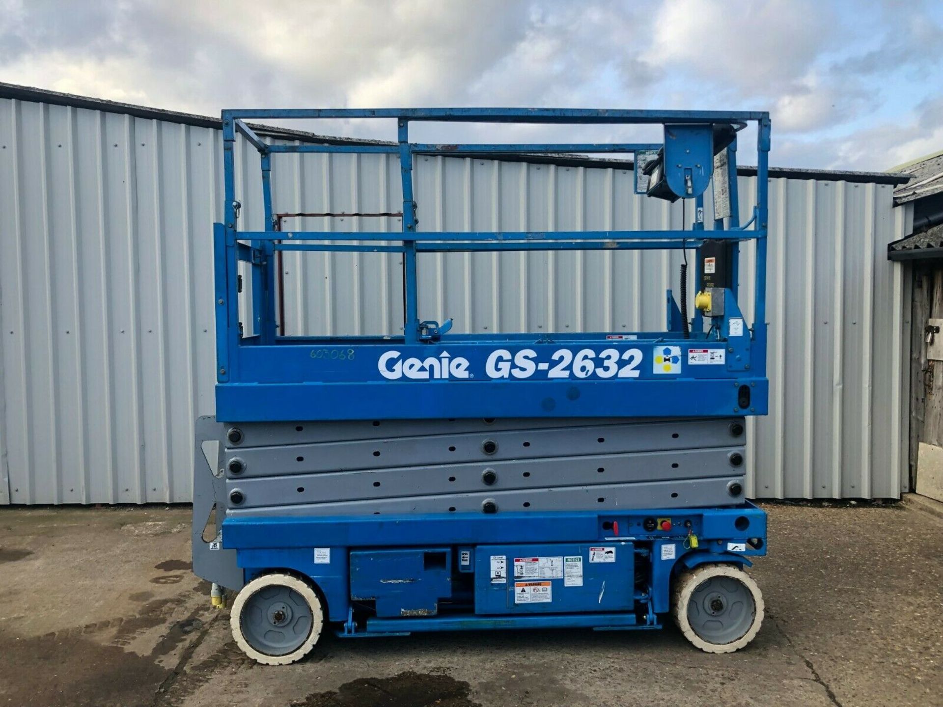 GENIE GS-2632 SCISSOR LIFT - ACCESS PLATFORM, ONLY 449 HOURS, MAX WORKING HEIGHT 9.80M *PLUS VAT* - Image 5 of 9