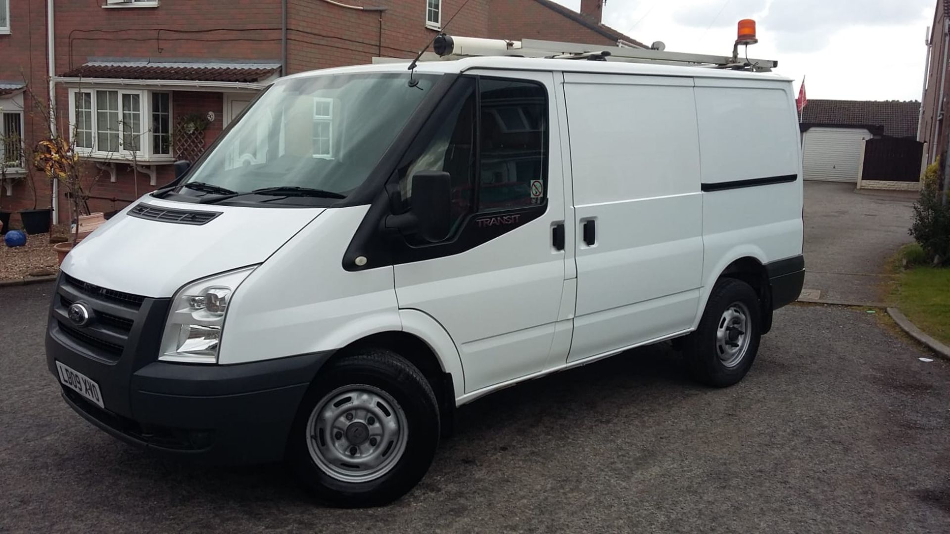 2009/09 REG FORD TRANSIT 100 T330S RWD WHITE DIESEL PANEL VAN, SHOWING 0 FORMER KEEPERS *NO VAT*