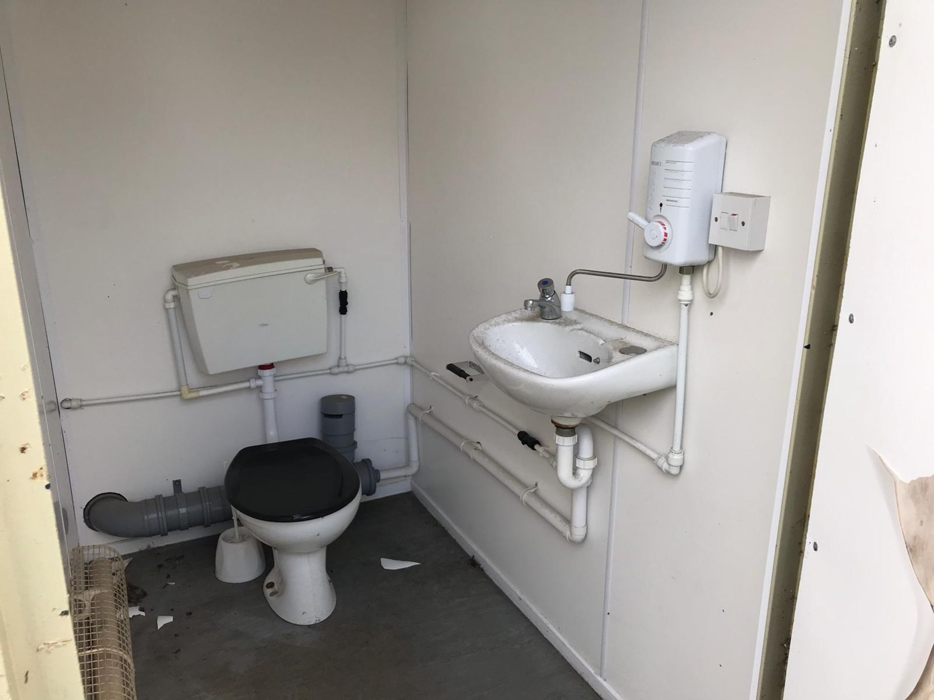 SMALL TOILET BLOCK SHIPPING CONTAINER *PLUS VAT* - Image 4 of 11