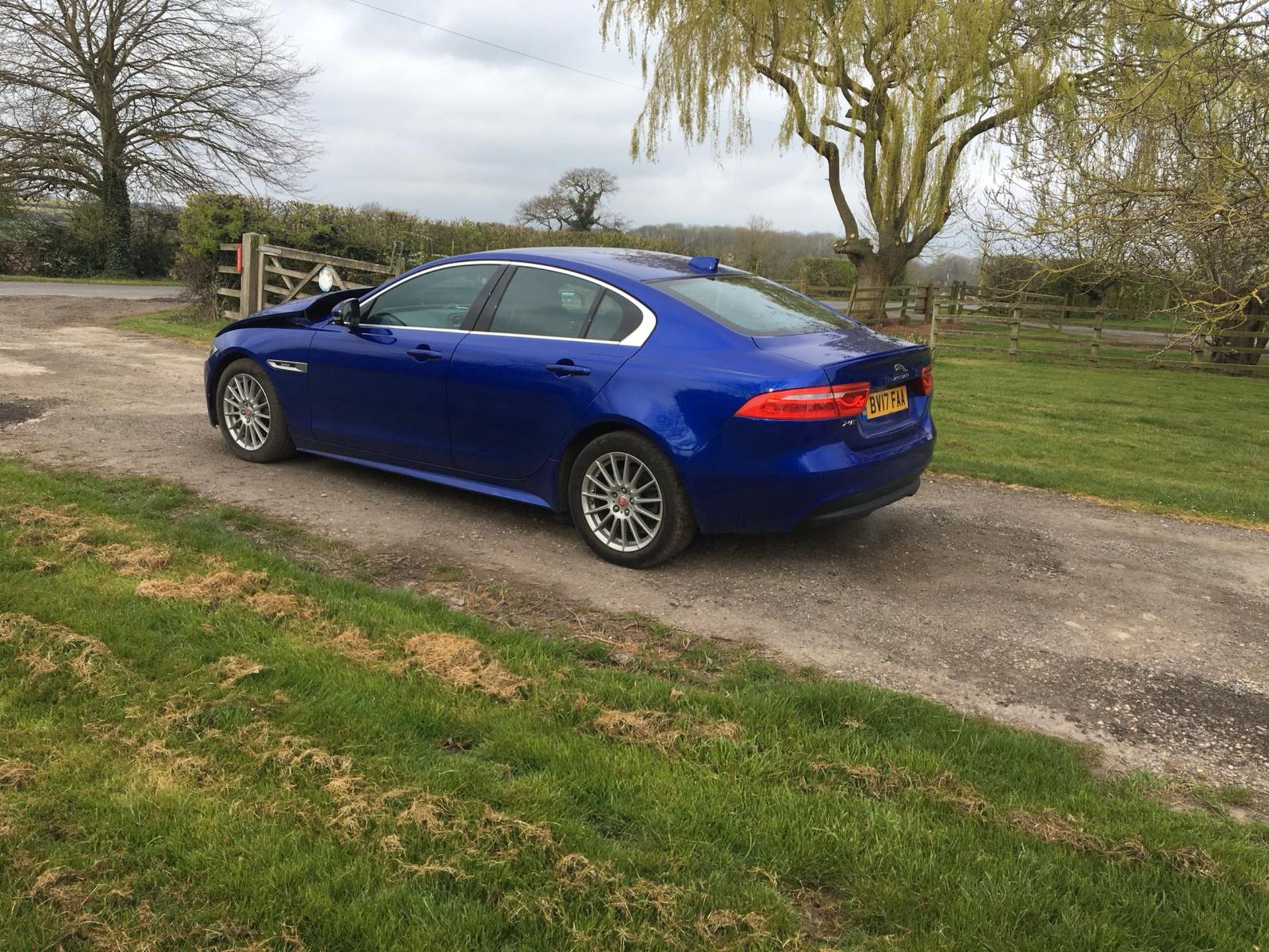 2017/17 REG JAGUAR XE R-SPORT 2.0 DIESEL BLUE, SHOWING 0 FORMER KEEPERS *NO VAT* - Image 3 of 13