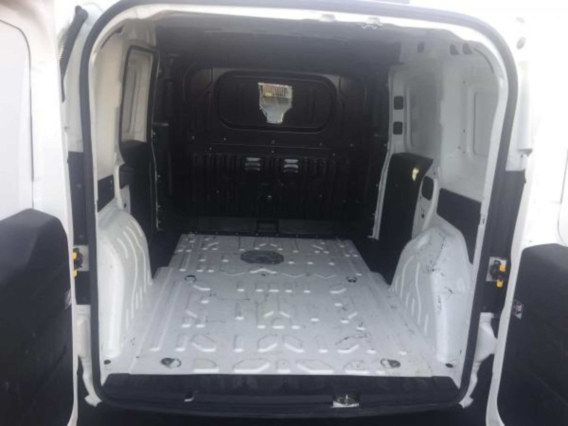 2014/14 REG VAUXHALL COMBO 2000 L1H1 CDTI WHITE DIESEL PANEL VAN, SHOWING 1 FORMER KEEPER *PLUS VAT* - Image 3 of 8