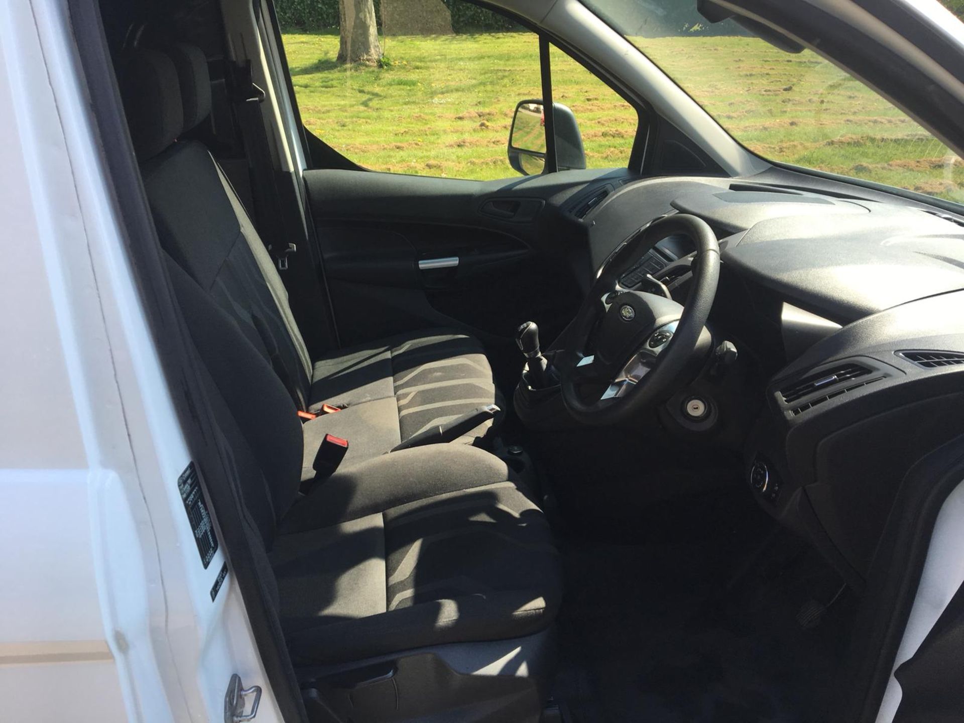 2015/15 REG FORD TRANSIT CONNECT 200 WHITE 1.6 DIESEL PANEL VAN, SHOWING 0 FORMER KEEPERS *NO VAT* - Image 8 of 9