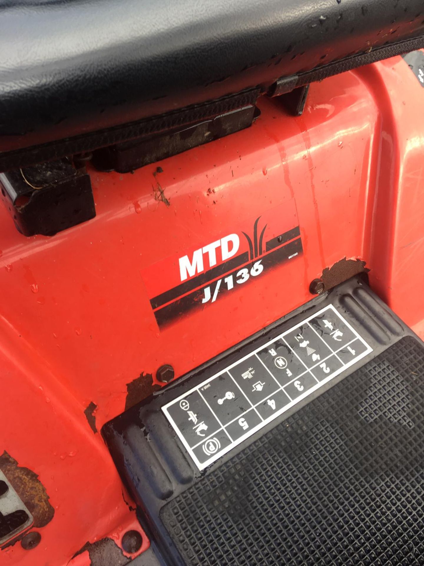 MTD J/136 AUTO-DRIVE RIDE ON LAWN MOWER WITH REAR GRASS COLLECTOR *NO VAT* - Image 6 of 11